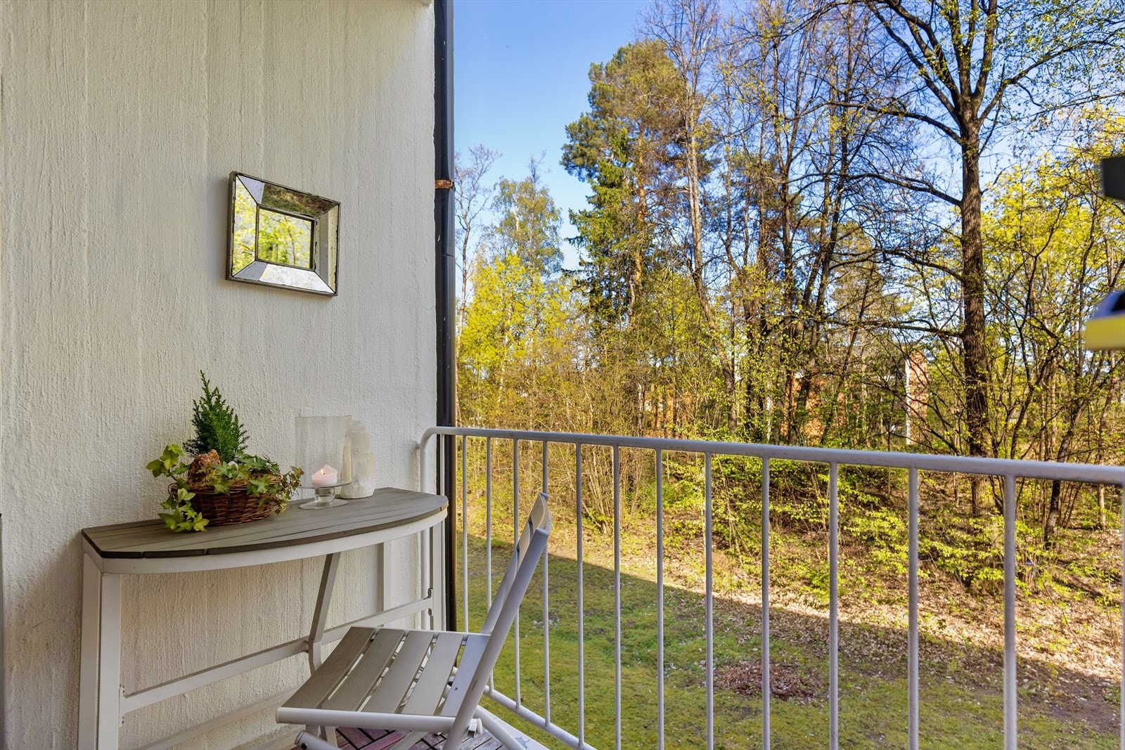 Balkongen tilknyttet soverommet er en fin og usjenert plass med morgensol. Galleribilde