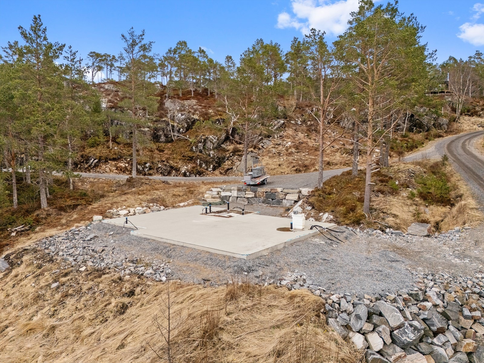 Tomten er opparbeidet med ei støpt plate, da det allerede er omsøkt og gitt igangsettingstillatelse for ei hytte her. Galleribilde