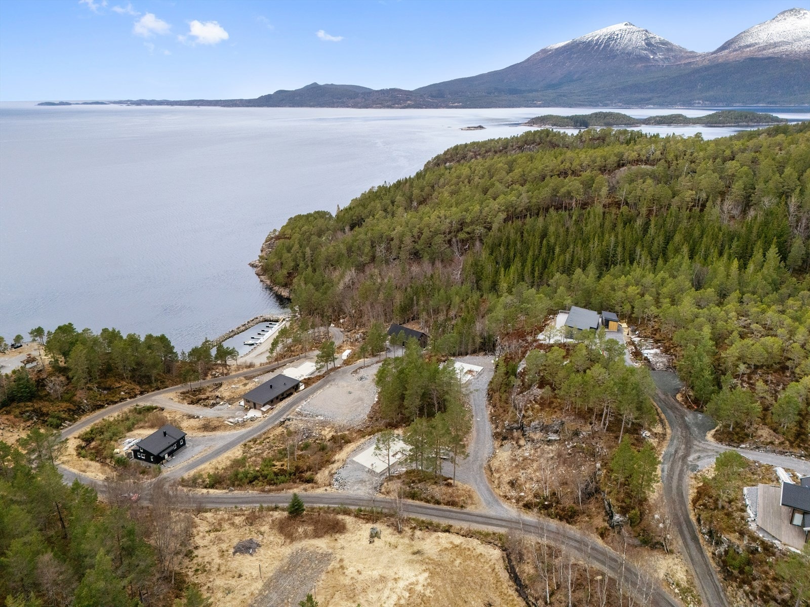 Med bil tar det omtrent 55 min til Surnadalsøra, 1 t og 23 min til Kristiansund, 1 t og 44 min til Molde og ca. 2 t til Trondheim. Galleribilde