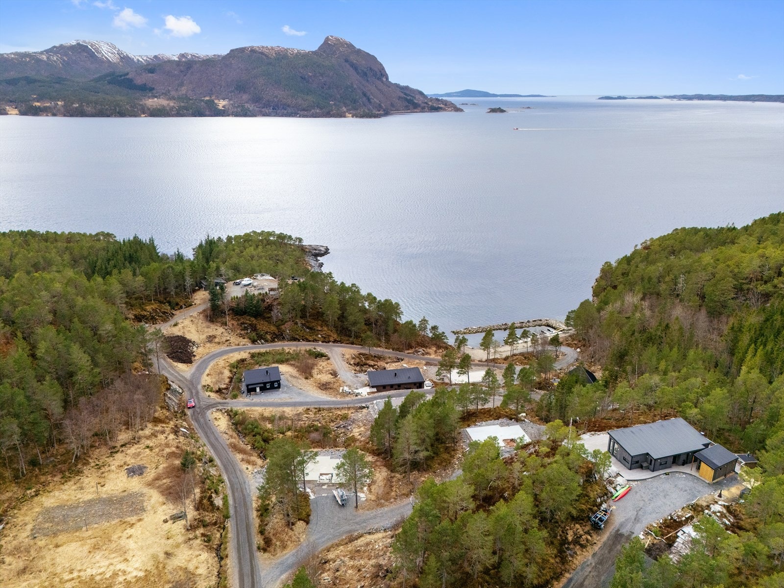 Området har privat vei vann og avløp som i dag driftes av Storvika Hyttegrend som har utviklet området. På sikt vil det bli etablert ei hytteforening som skal ta over driften av dette. Galleribilde