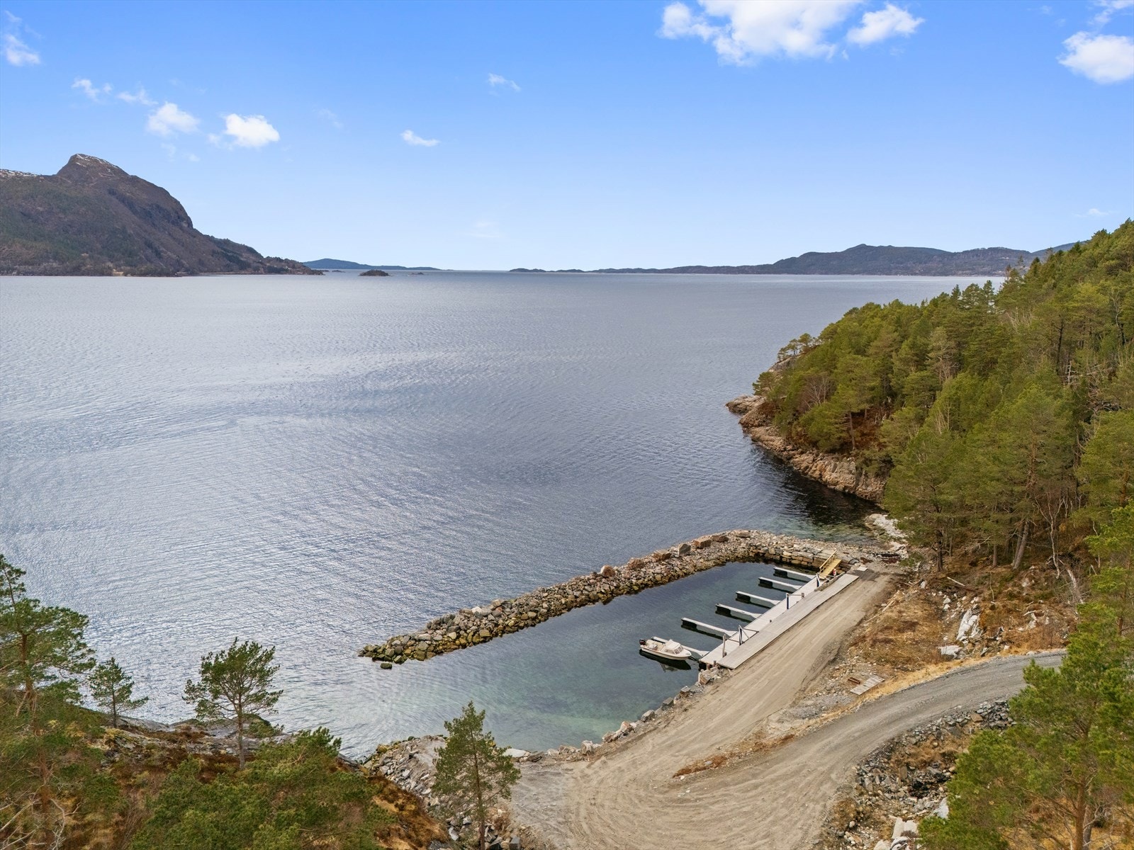 Hyttefeltet nyter godt av ei felles båtbrygge. Galleribilde