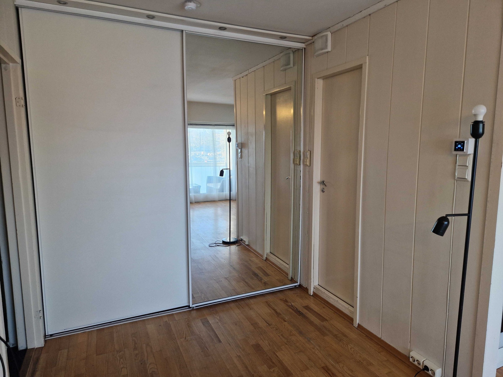 Stor ca 220cm lang skyvedørsgarderobe Galleribilde