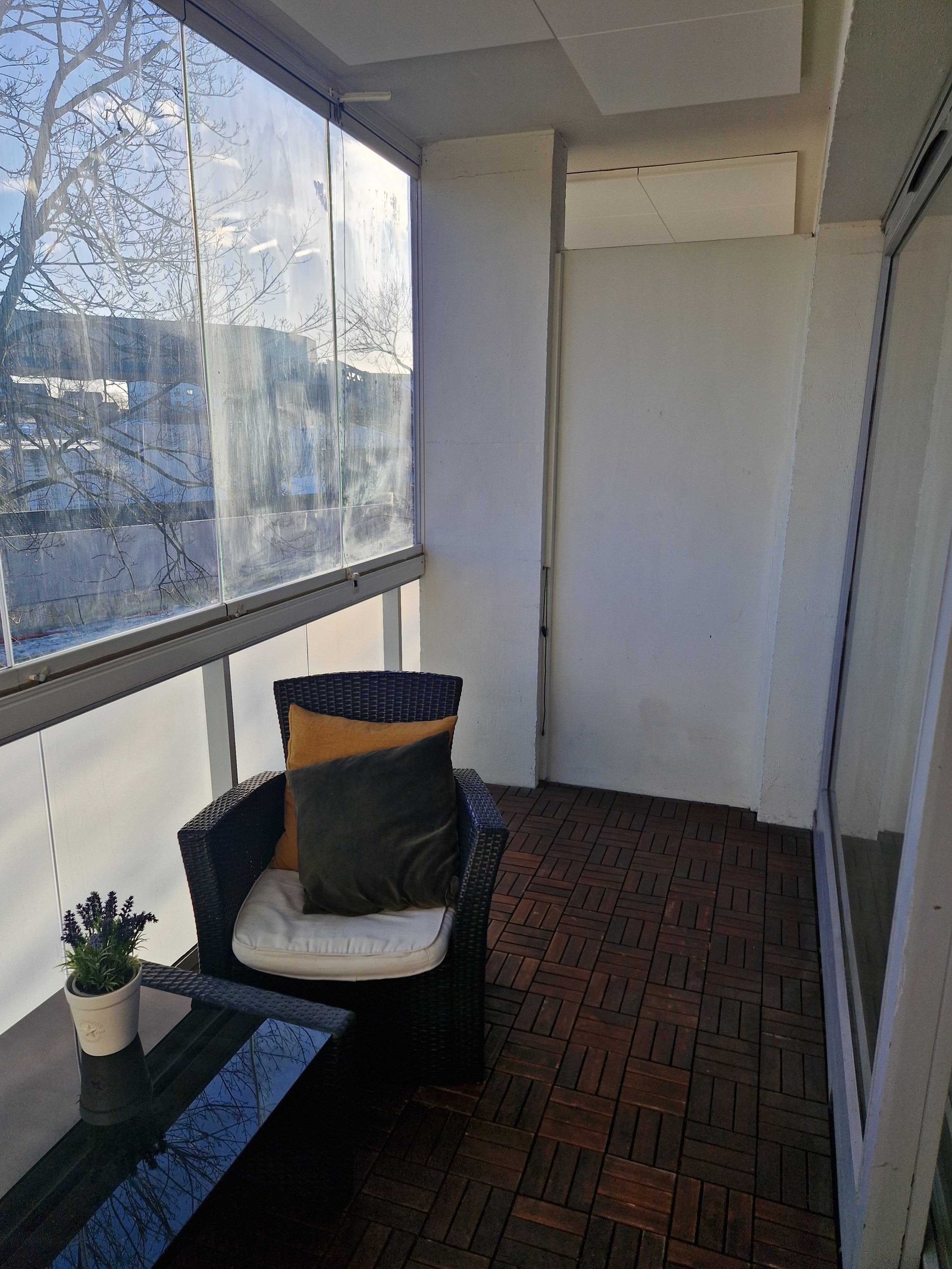 Innglasset og med god plass til grill eller plantekasser Galleribilde