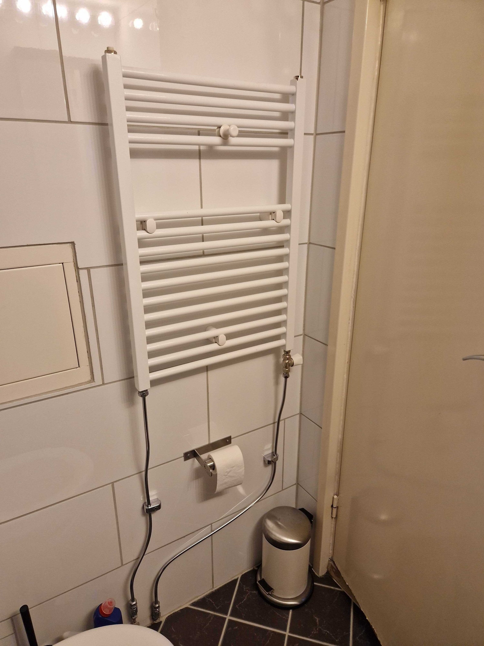 Oppvarmet håndkle henger over vannbåren varme på badet Galleribilde