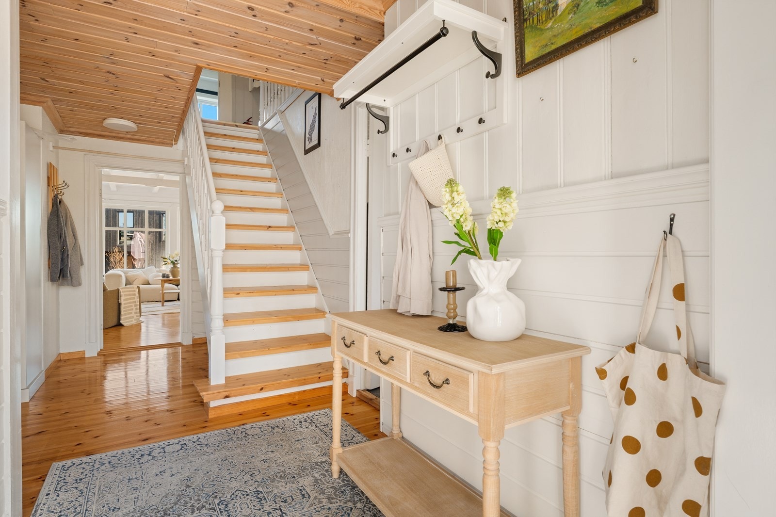 Her er det gode oppbevaringsmuligheter for yttertøy og plass til å sette fra seg sko, før man beveger seg videre inn i boligens øvrige rom. Galleribilde