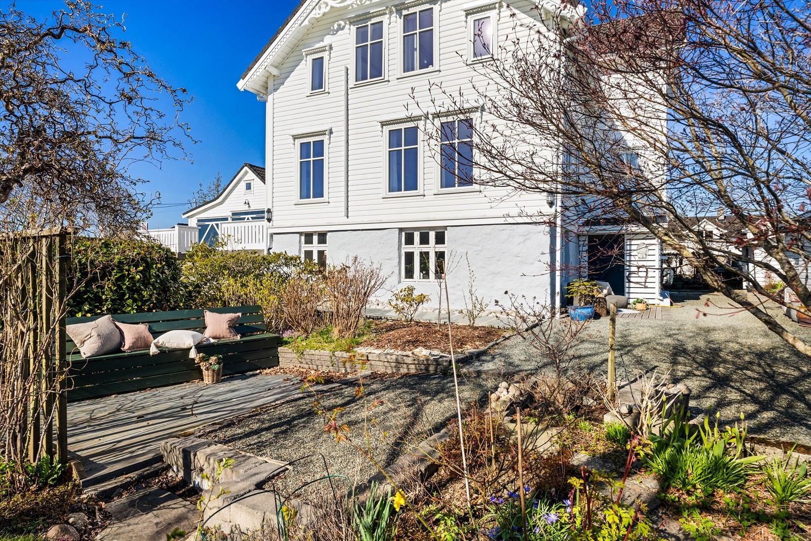 Eiendommen har asfaltert innkjørsel, skiferbelagte internveier og velstelte grøntarealer med plen, blomster, trær, hekker og prydbusker som gir et harmonisk og gjennomført helhetsinntrykk. Galleribilde