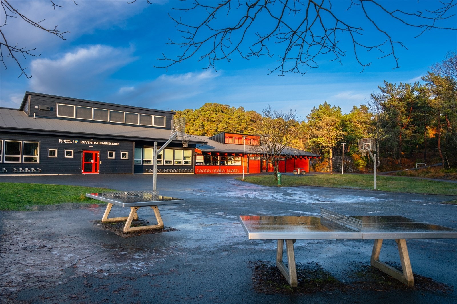 Flere barnehager ligger i nærområdet innenfor ca. 10-15 minutters gange, og både barne- og ungdomsskole er lett tilgjengelig, med gangavstand til ungdomsskolen og kort kjøretur til øvrige skoler. Galleribilde