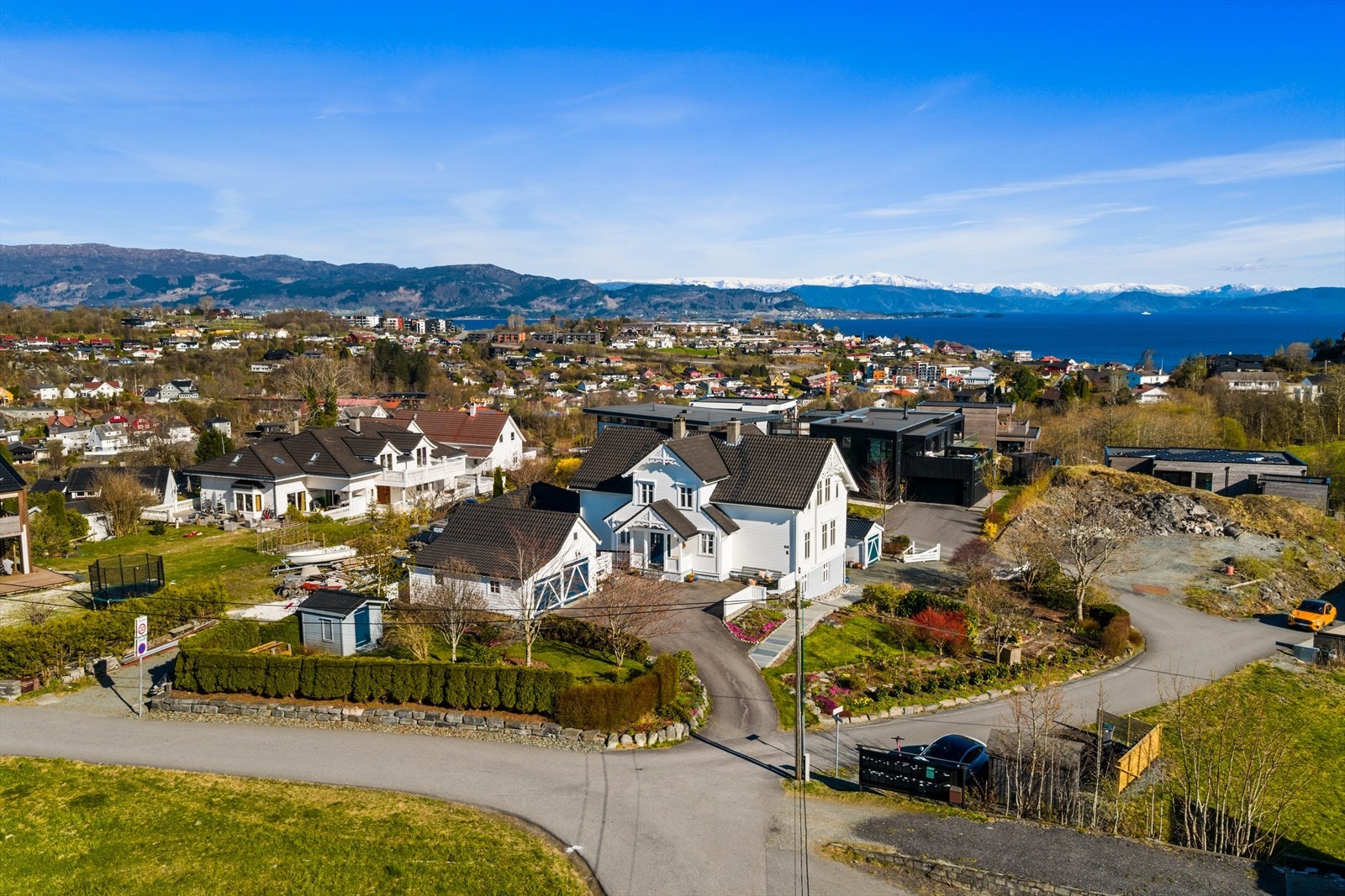 Eiendommen ligger i et rolig og etablert boligområde på Kuven/Osøyro, med en fin kombinasjon av tilbaketrukket beliggenhet og nærhet til det meste man trenger i hverdagen. Galleribilde