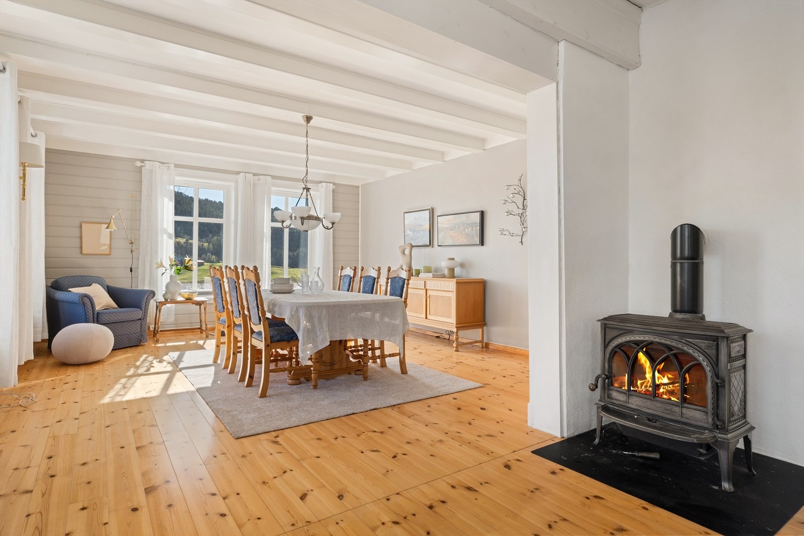 Spisestuen er romslig og innbydende, med god plass til hele familien og øvrige besøk. Galleribilde