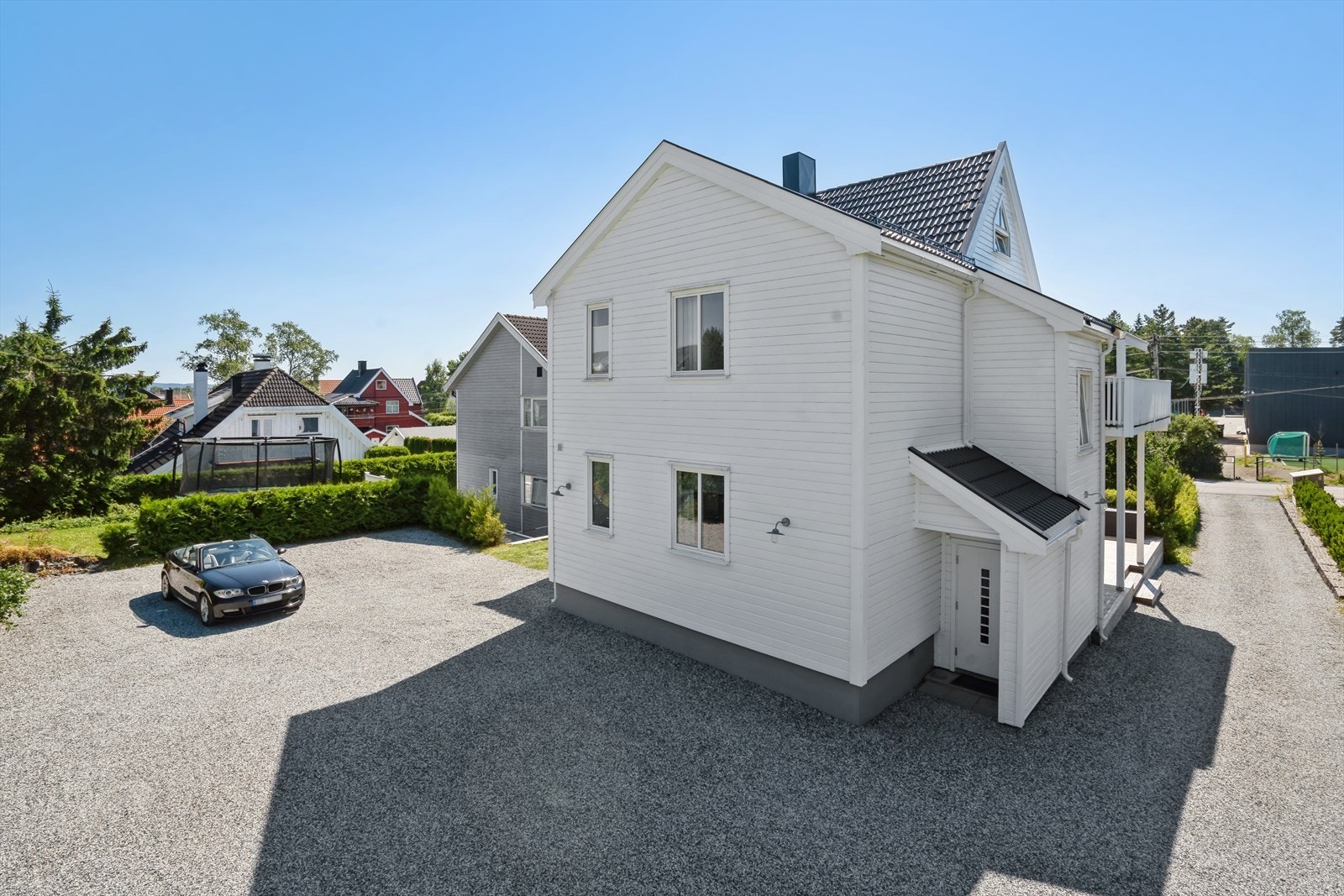 Enebolig / Hel tomannsbolig fra 1930 med etterisolert og ny kledning fra 2009. Gode parkeringsmuligheter på egen tomt. Galleribilde