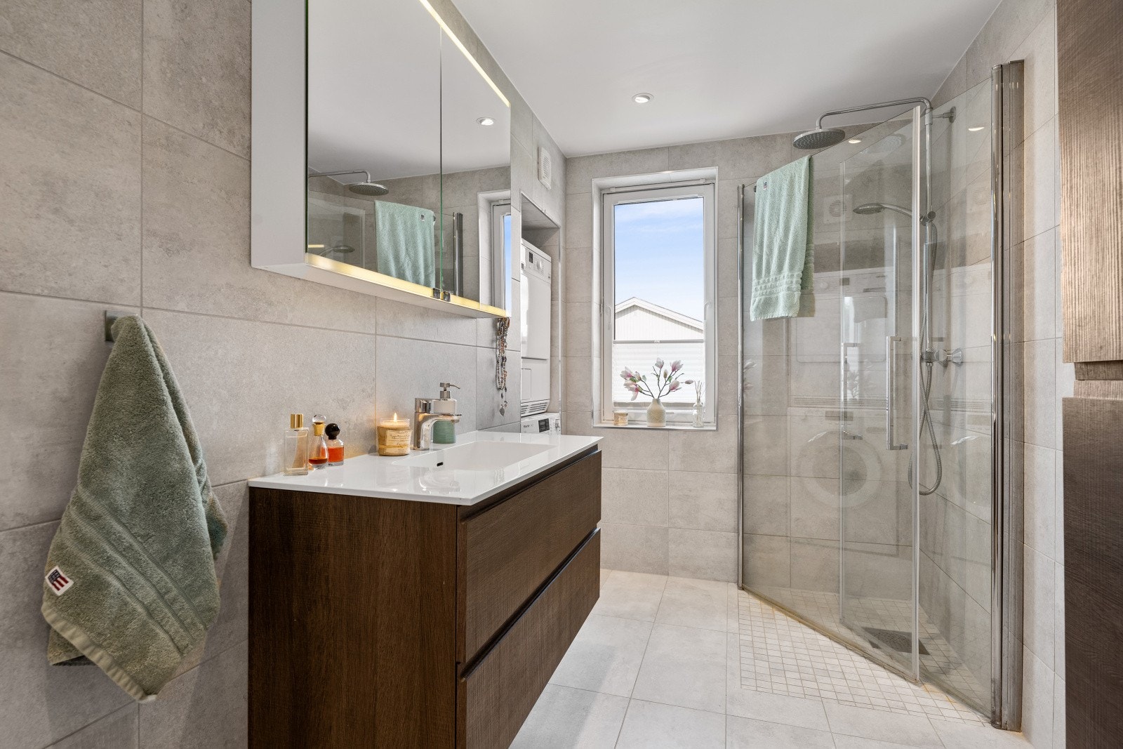 Badet i andre etasje ble fornyet i 2015 og har fliser på vegger og gulv. Galleribilde