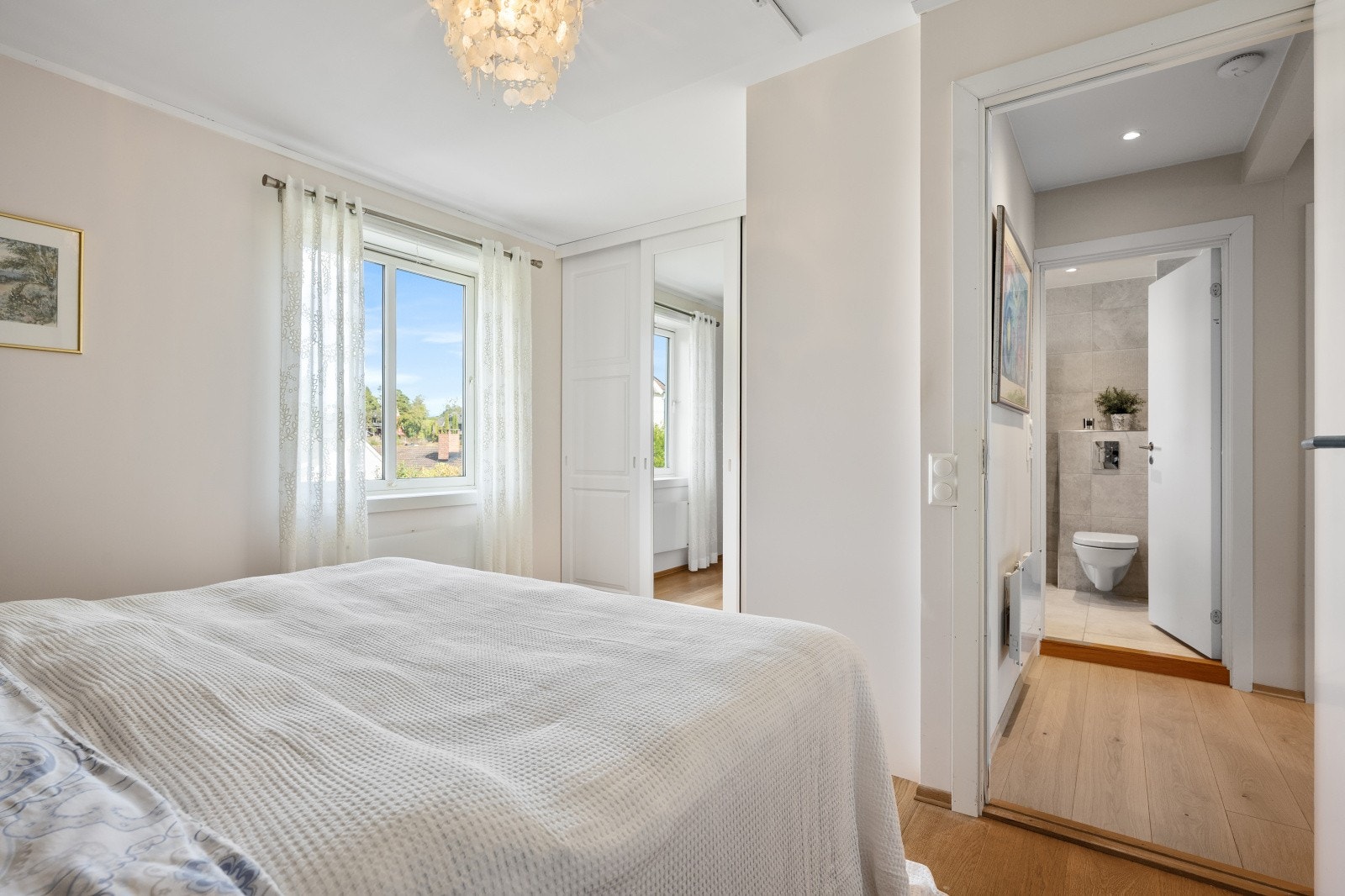 Fra soverommet er det praktisk tilknytning til badet. Galleribilde