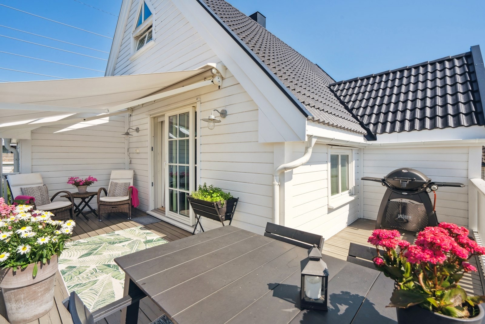 Verandaen på ca. 20 kvm har god plass til både spisebord og grill. Galleribilde