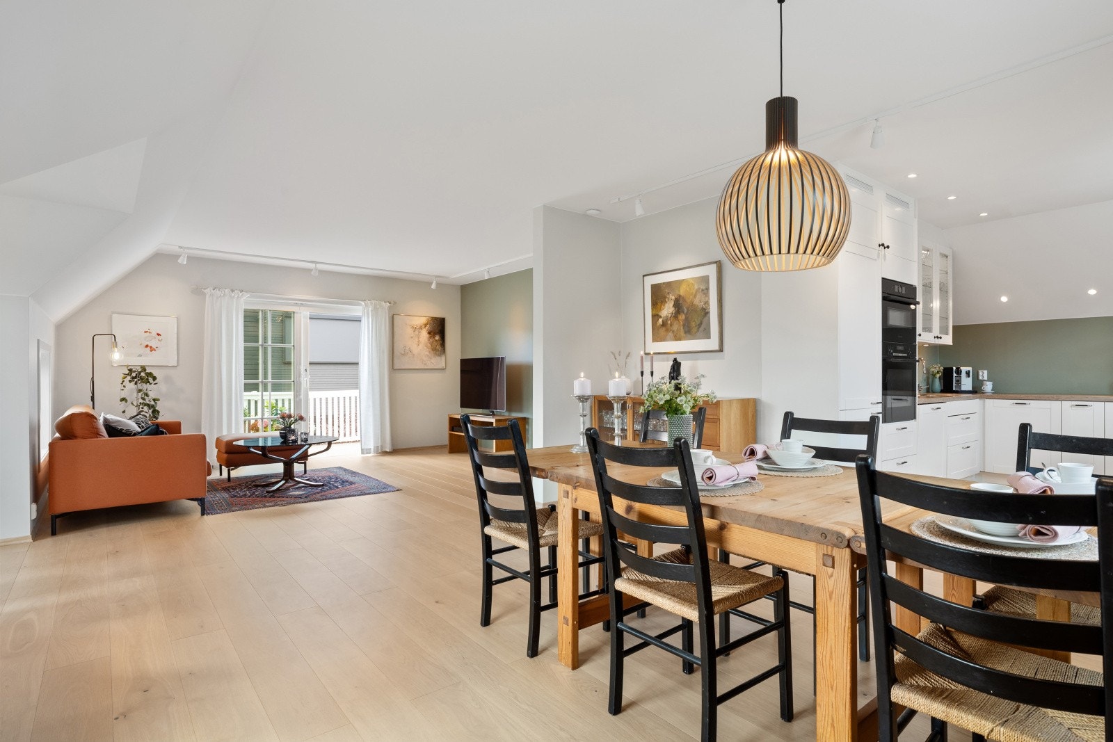 Fra stuen i andre etasje er det utgang til en veranda på ca. 20 kvadratmeter. Galleribilde