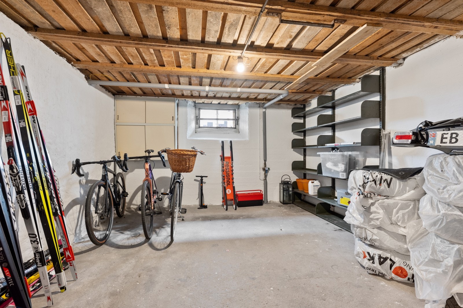 Romslig bod i kjeller med betonggulv. Takhøyden er målt til ca. 1,99-2,04 meter. Galleribilde
