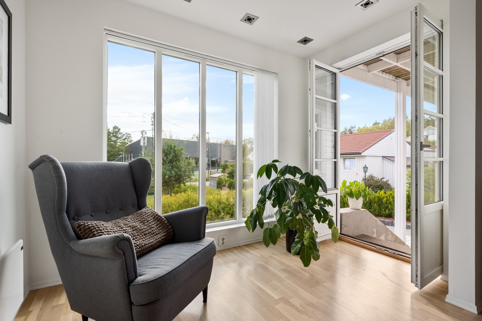 Direkte utgang fra stuen til den store treterrassen. Galleribilde