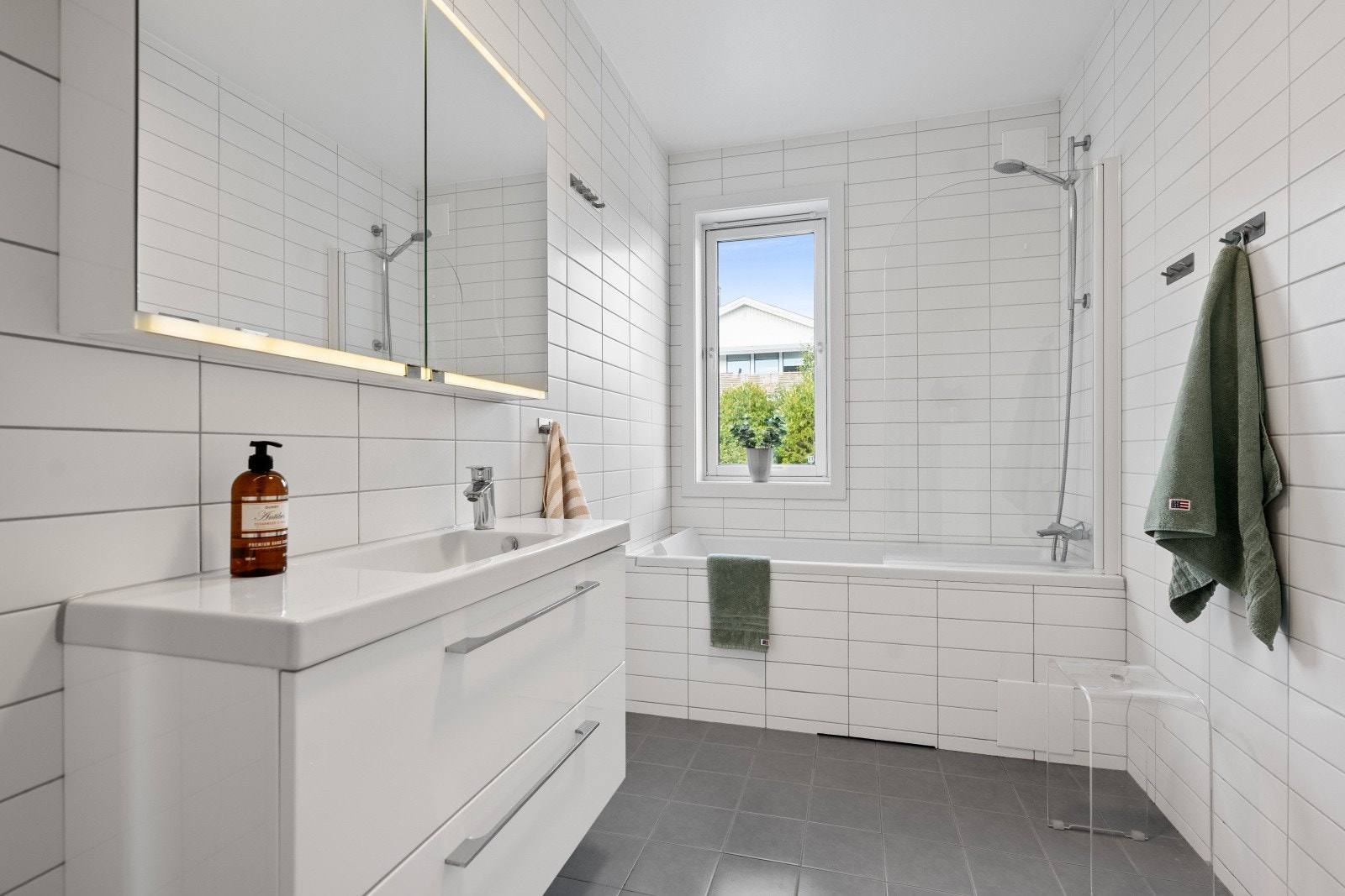 Badet i første etasje ble fornyet i 2014 og er utstyrt med badekar. Galleribilde