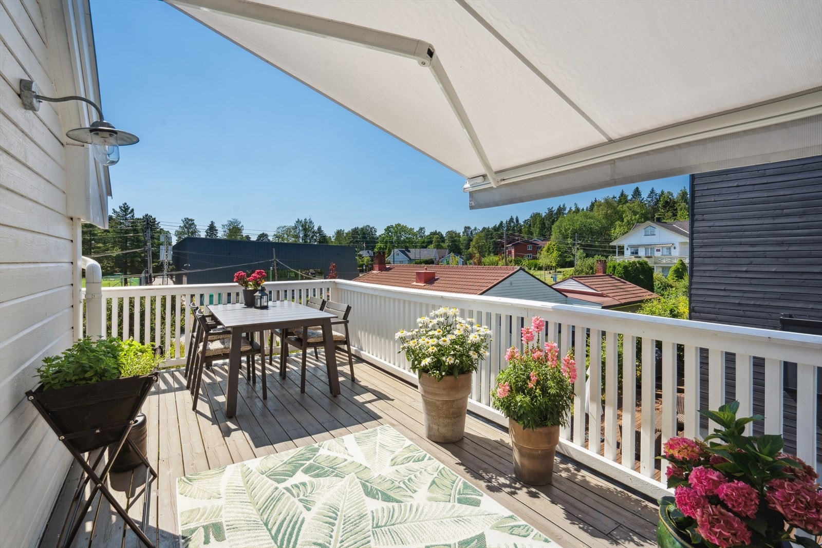 Verandaen gir en fin forlengelse av stuen i sommerhalvåret. Galleribilde