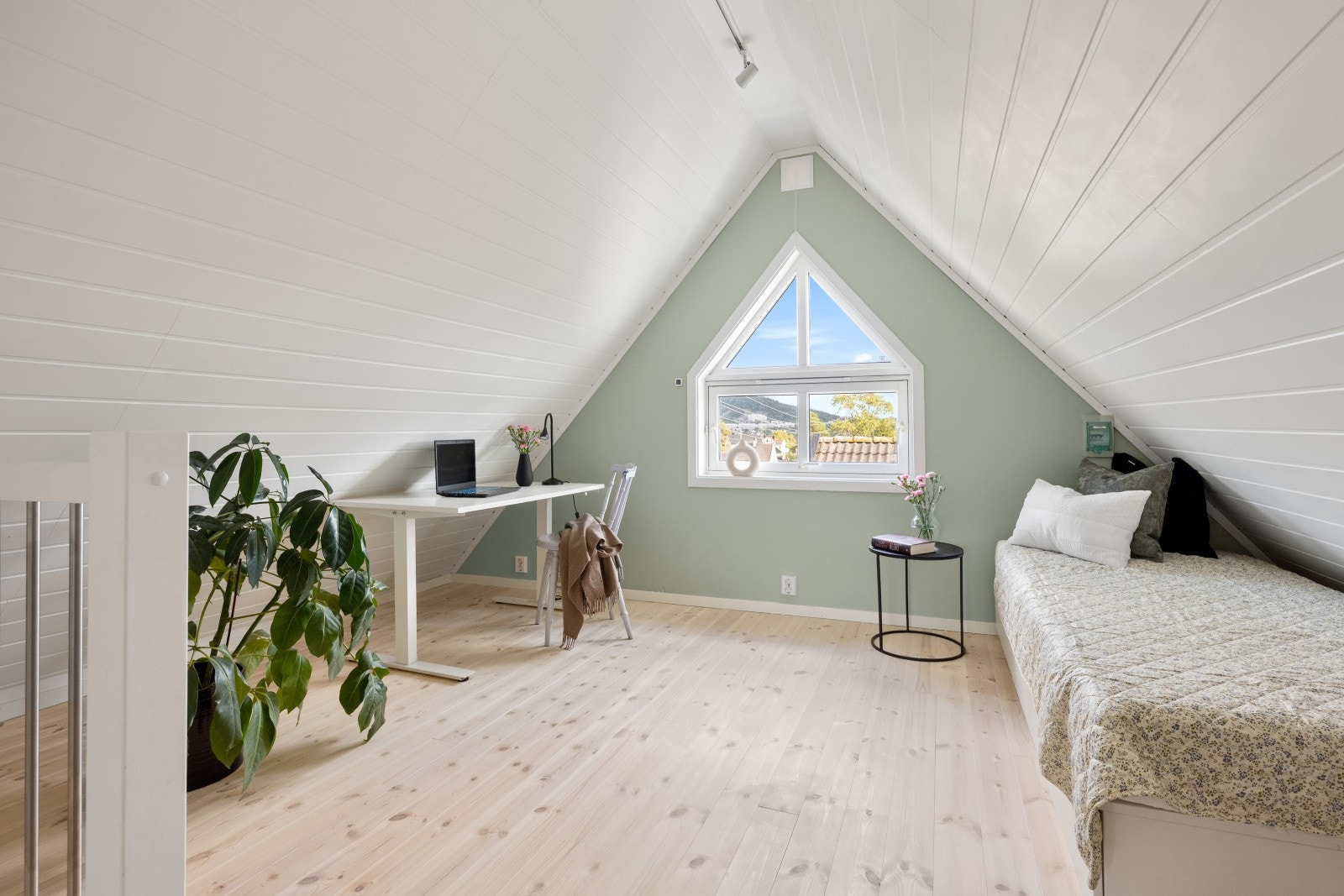 Koselig loftstue med flere bruksmuligheter. Galleribilde