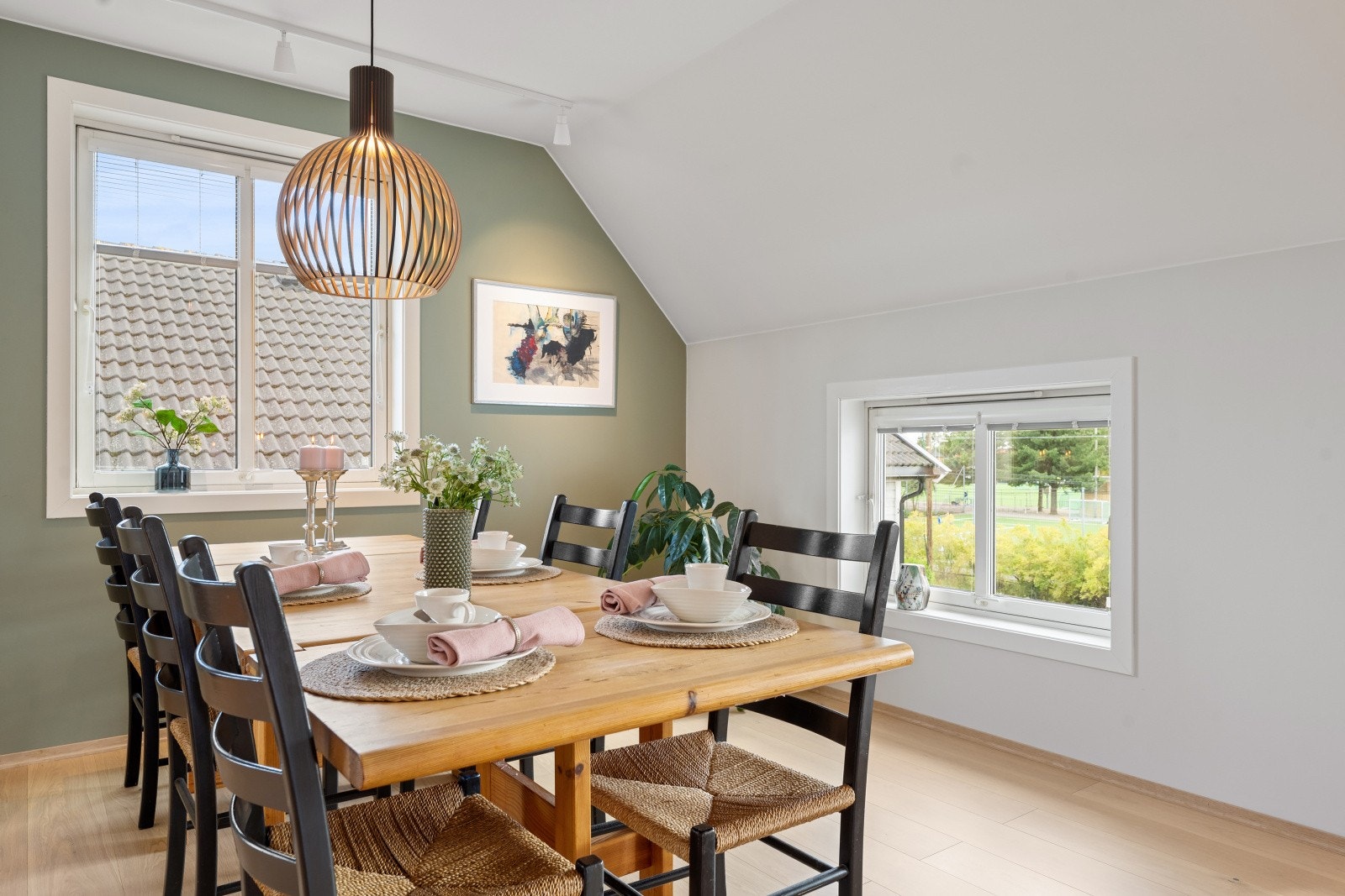 Spisestuen har plass til langbord og er en del av den åpne stueløsningen. Galleribilde