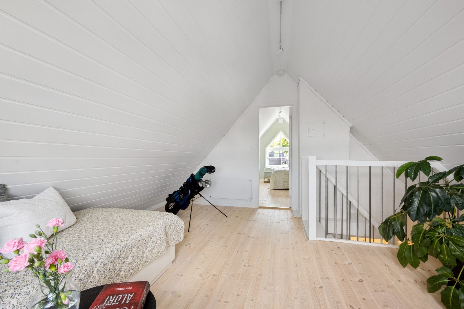 Rommet har trepanel i taket og parkett på gulvet. Galleribilde