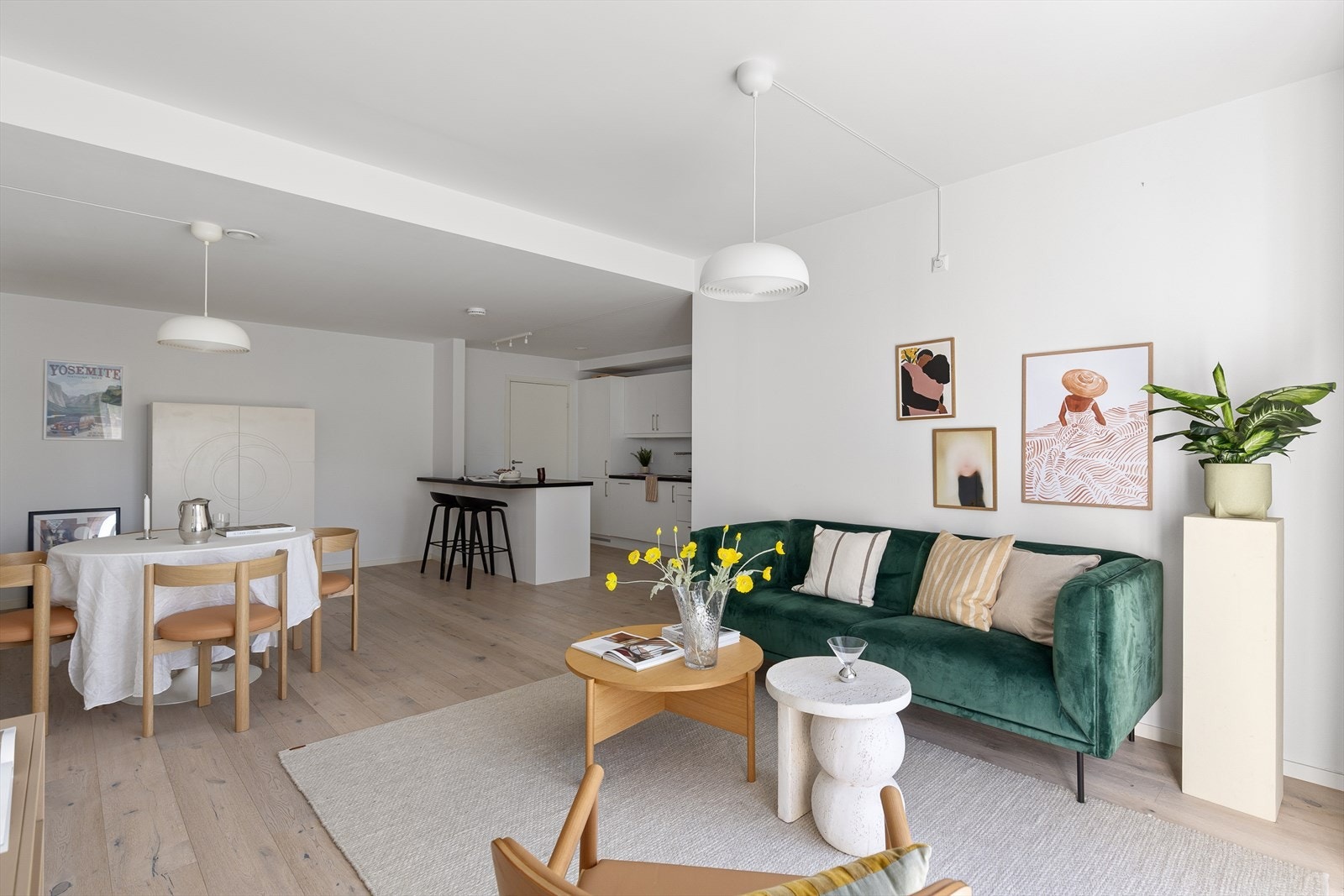 Stuen har flere møbleringsmuligheter og god plass til både sofagruppe og spiseplass. Galleribilde