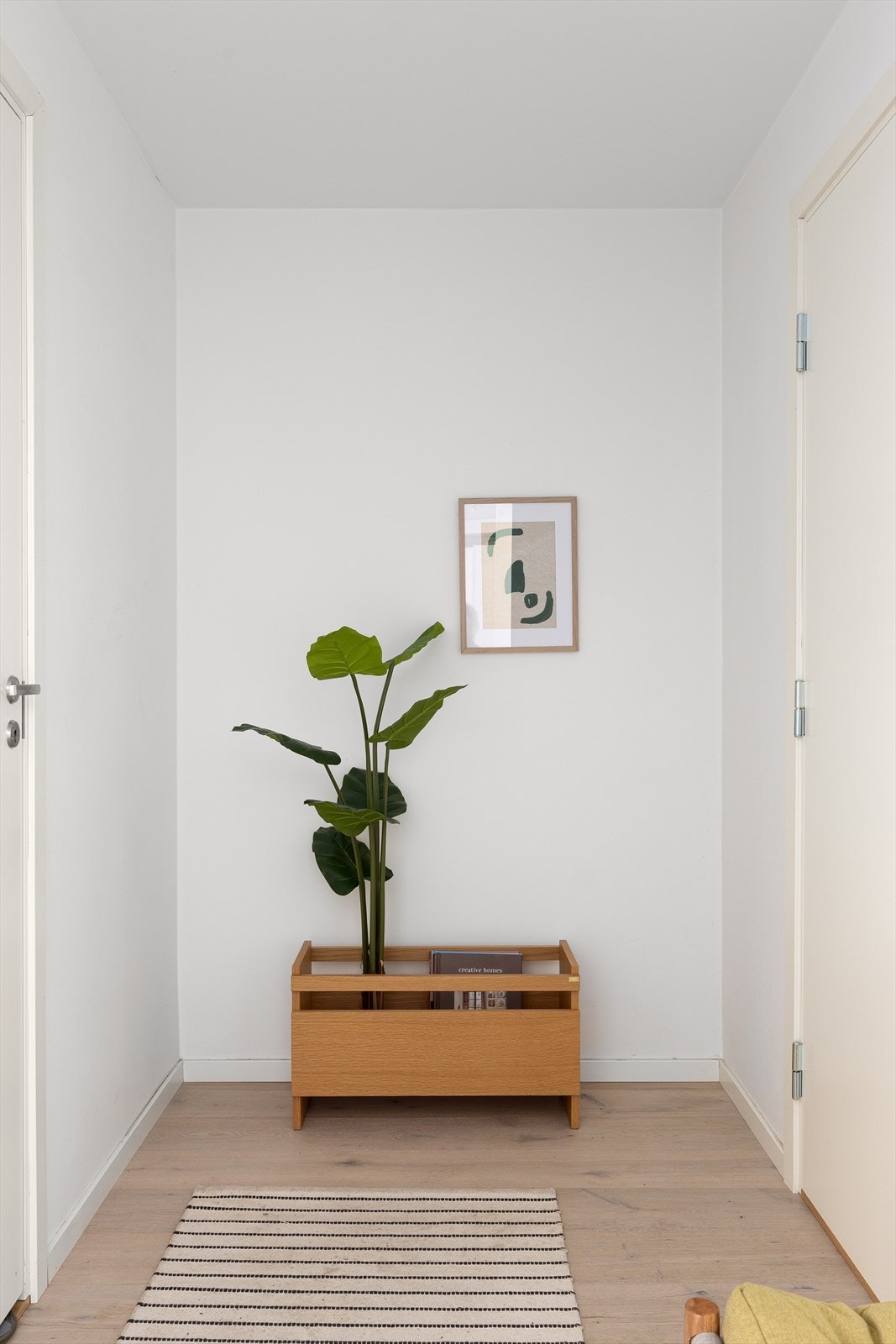 Her er det plass til å henge fra seg yttertøy, sette fra seg sko og etablere garderobeløsning for en ryddig og funksjonell hverdag. Galleribilde