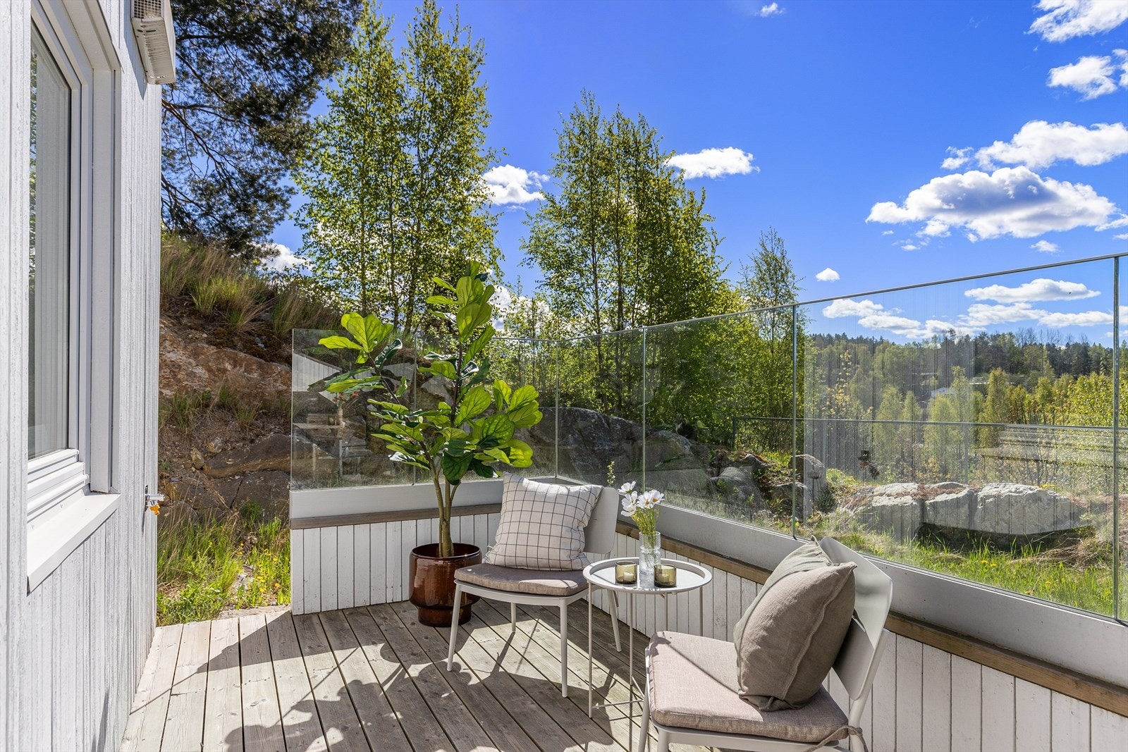 Endebeliggenheten bidrar til en skjermet og rolig uteplass, perfekt for avslapning og hyggelige sommerdager. Galleribilde