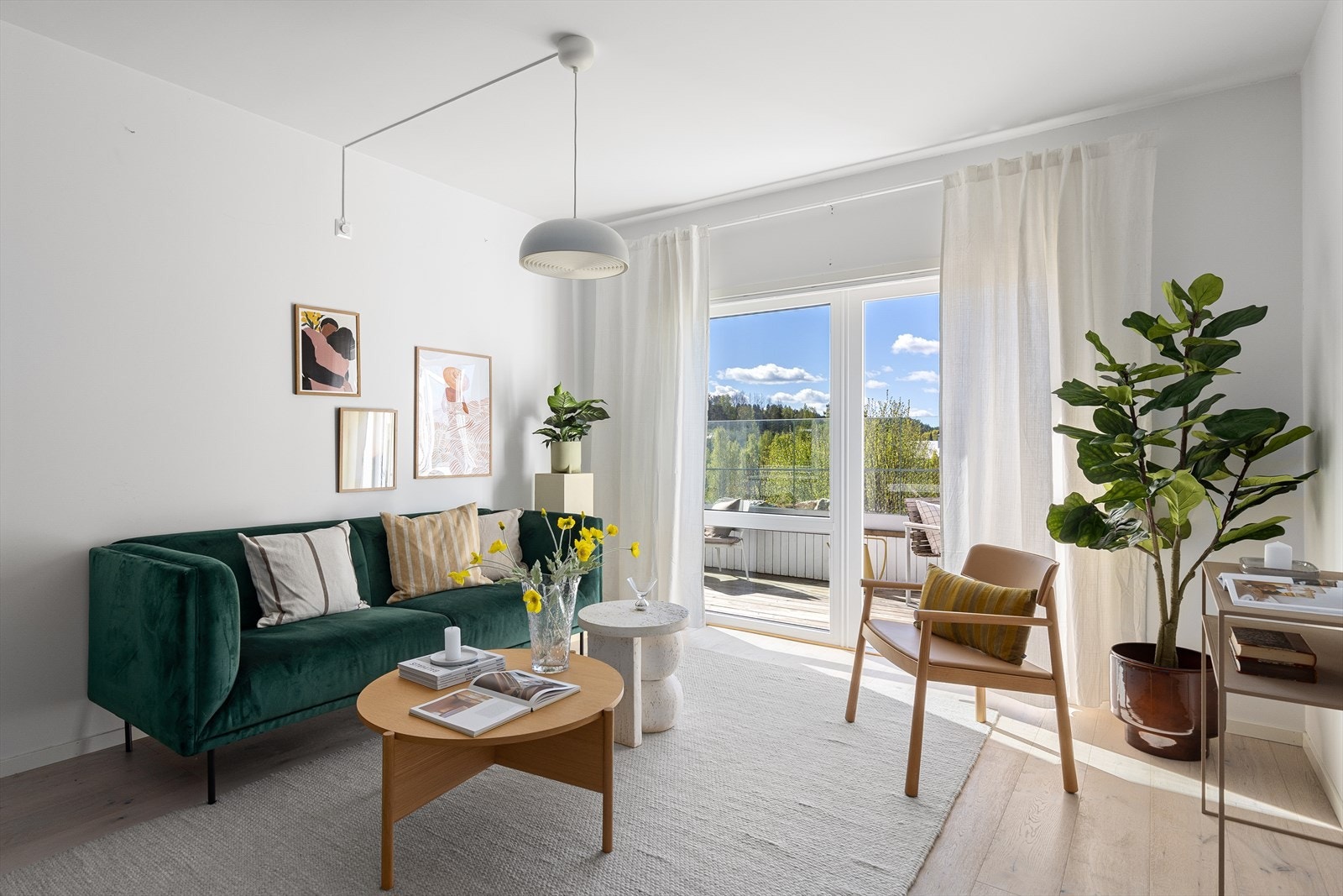 Lysinnslippet fra de store vindusflatene bidrar til en luftig og behagelig romfølelse. Stuen har enstavs parkett og vannbåren gulvvarme. Galleribilde