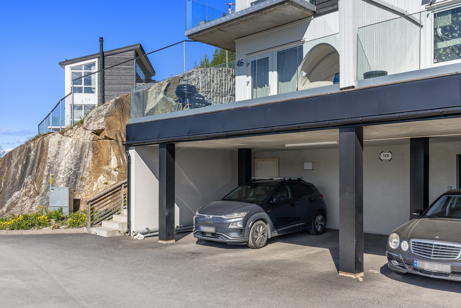 Boligen disponerer carportplass merket 51 B. Galleribilde