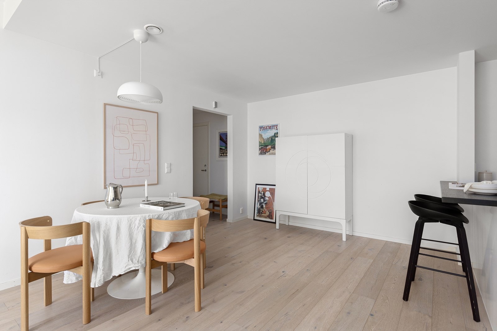 Det er god plass til en spiseplass, hvor man kan invitere til gode måltider og sosiale sammenkomster. Galleribilde