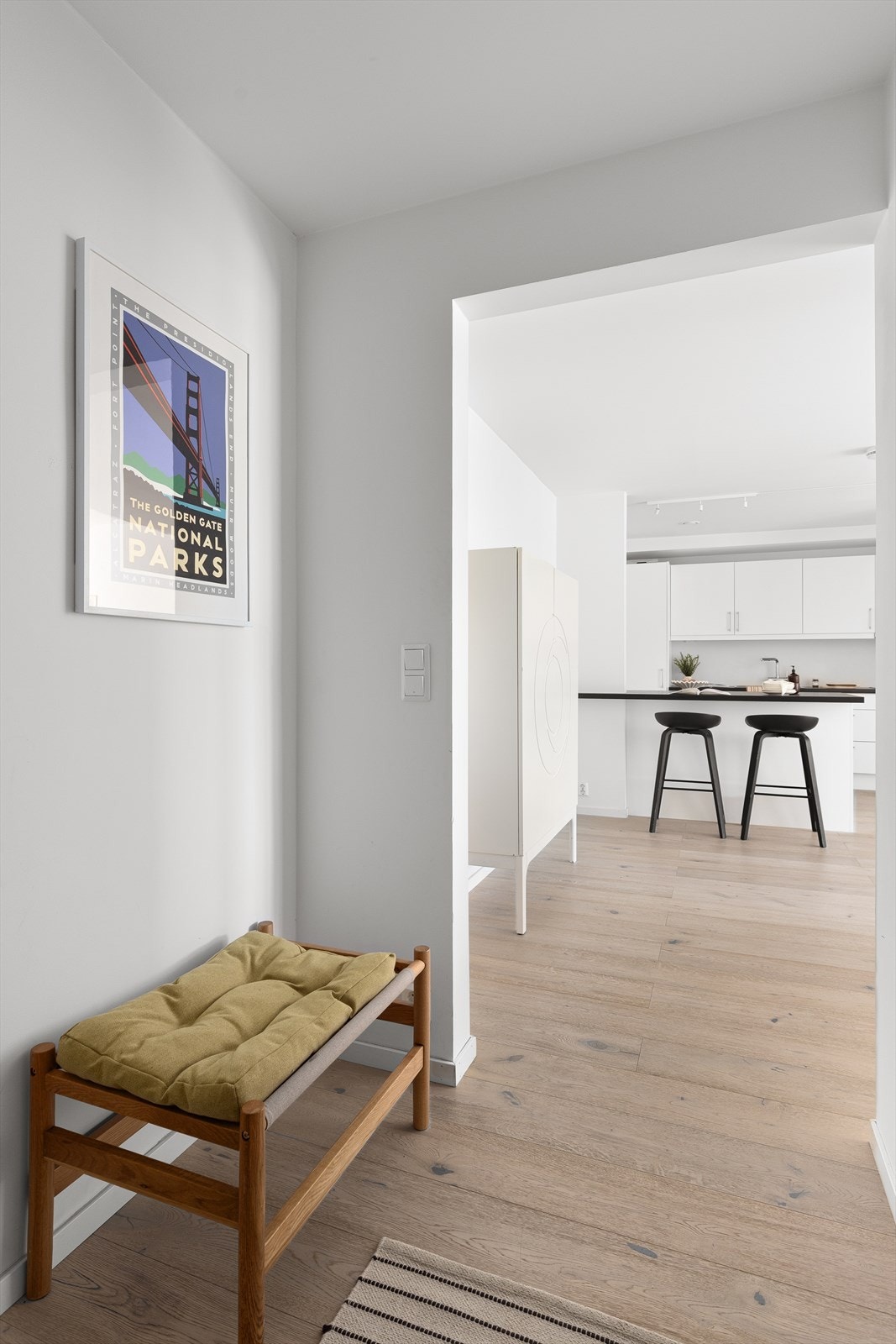 Velkommen inn i en romslig og praktisk entré med gode oppbevaringsmuligheter. Galleribilde