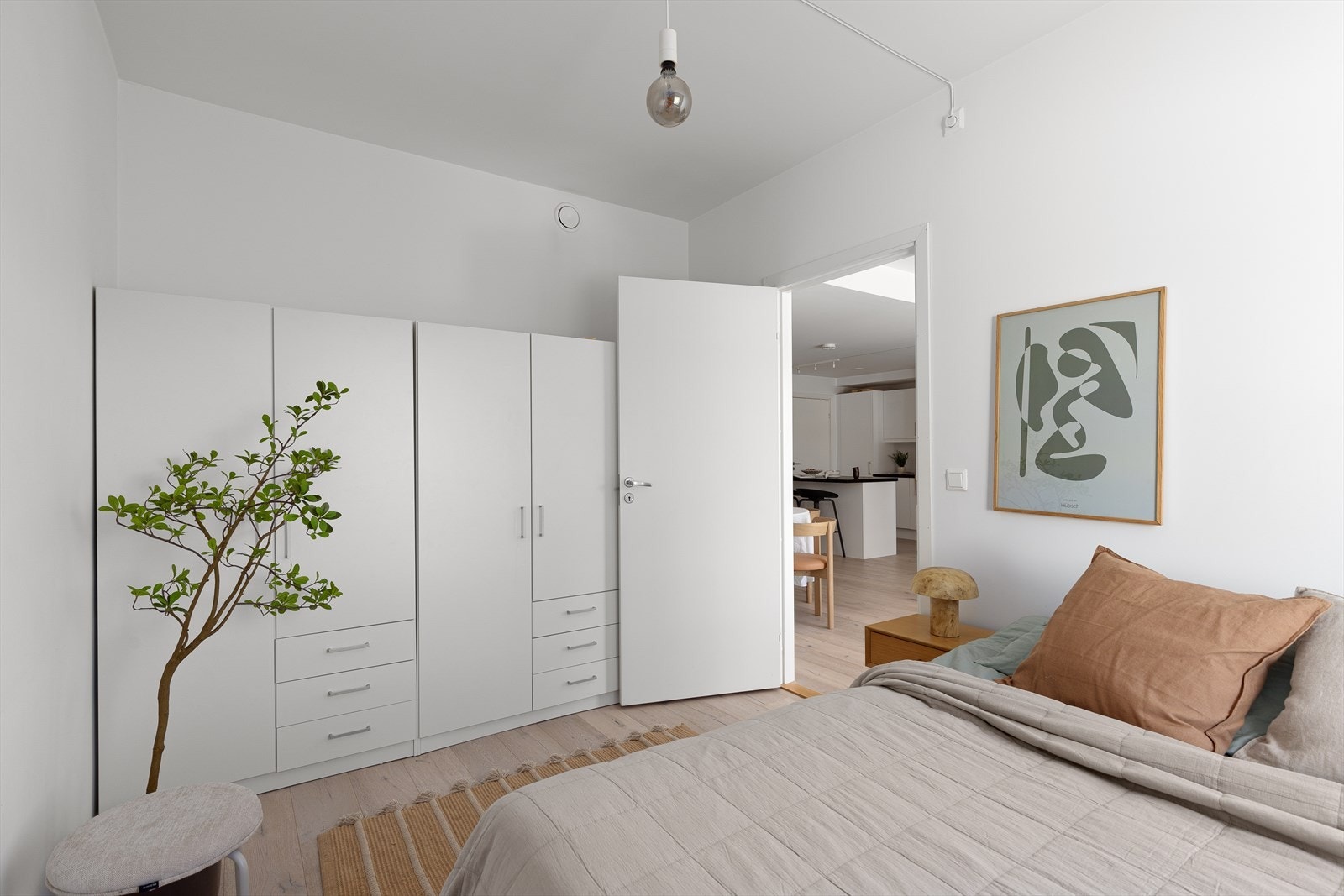 Videre har rommet vannbåren gulvvarme, godt med oppbevaringsplass og enstavs parkett. Galleribilde