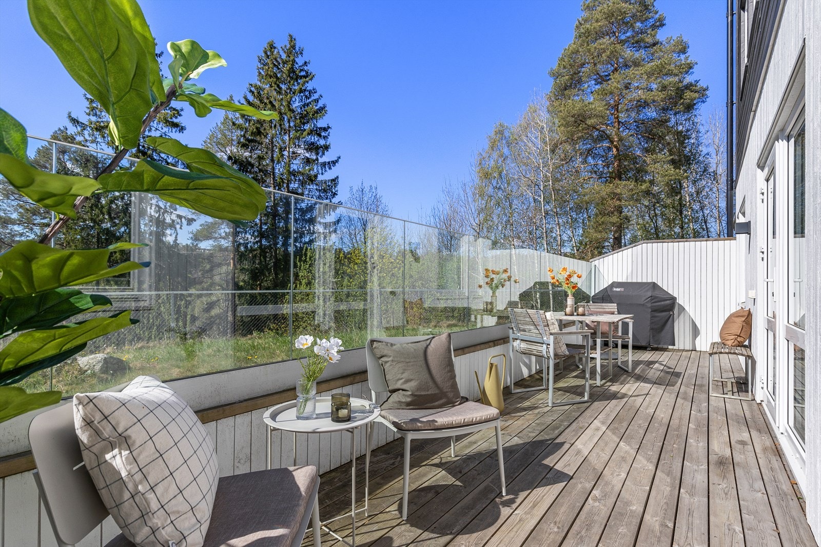 Fra stuen er det adkomst til en herlig markterrasse på hele 19 m². Galleribilde