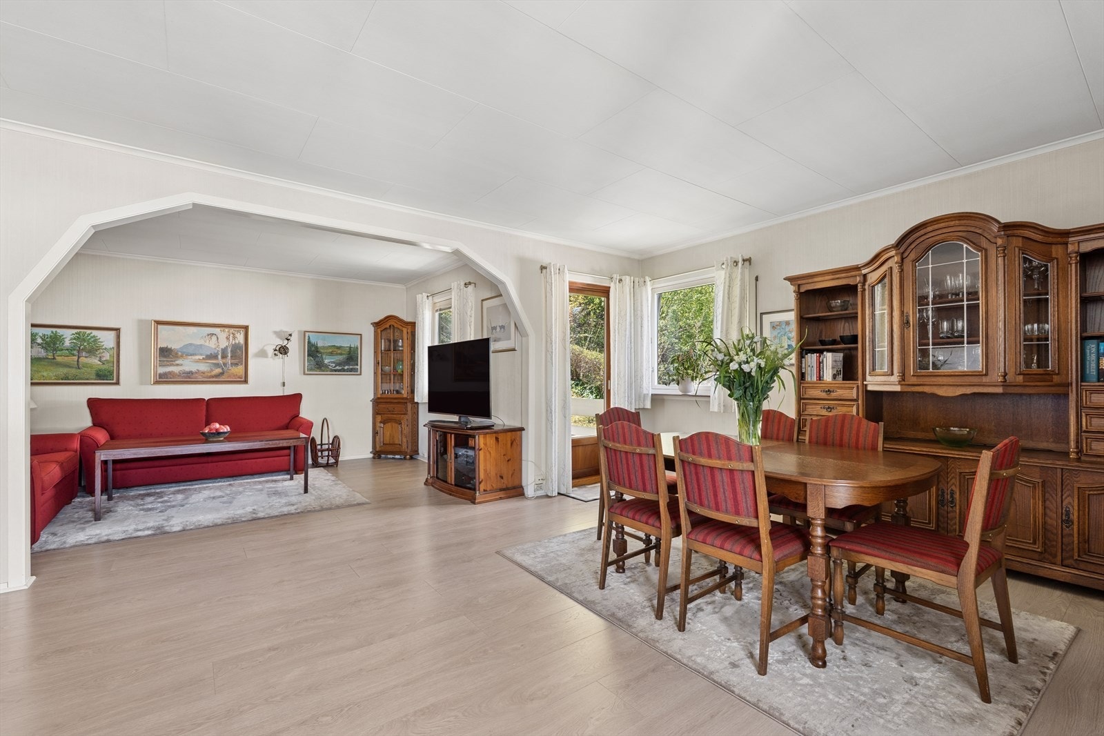 Fra stuen er det utgang til en veranda på cirka 5 kvadratmeter. Galleribilde