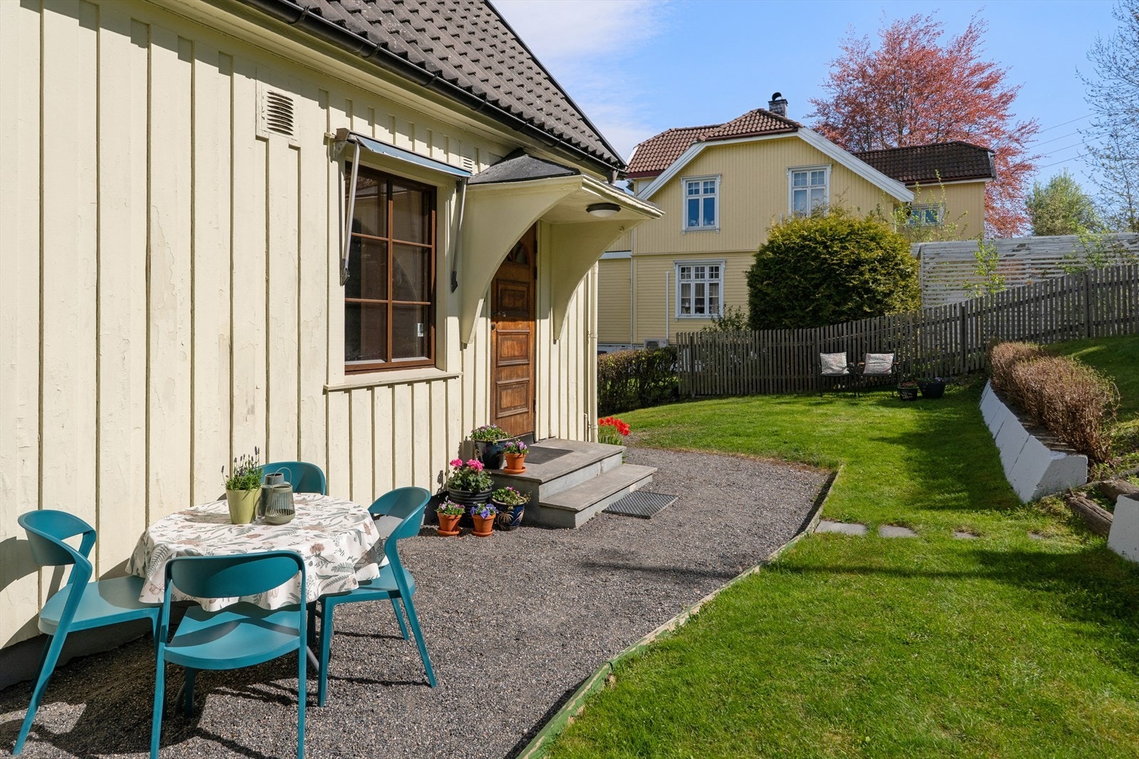 Uteplass med morgensol ved inngangen. Her er det hyggelig å ta morgen kaffen. Galleribilde