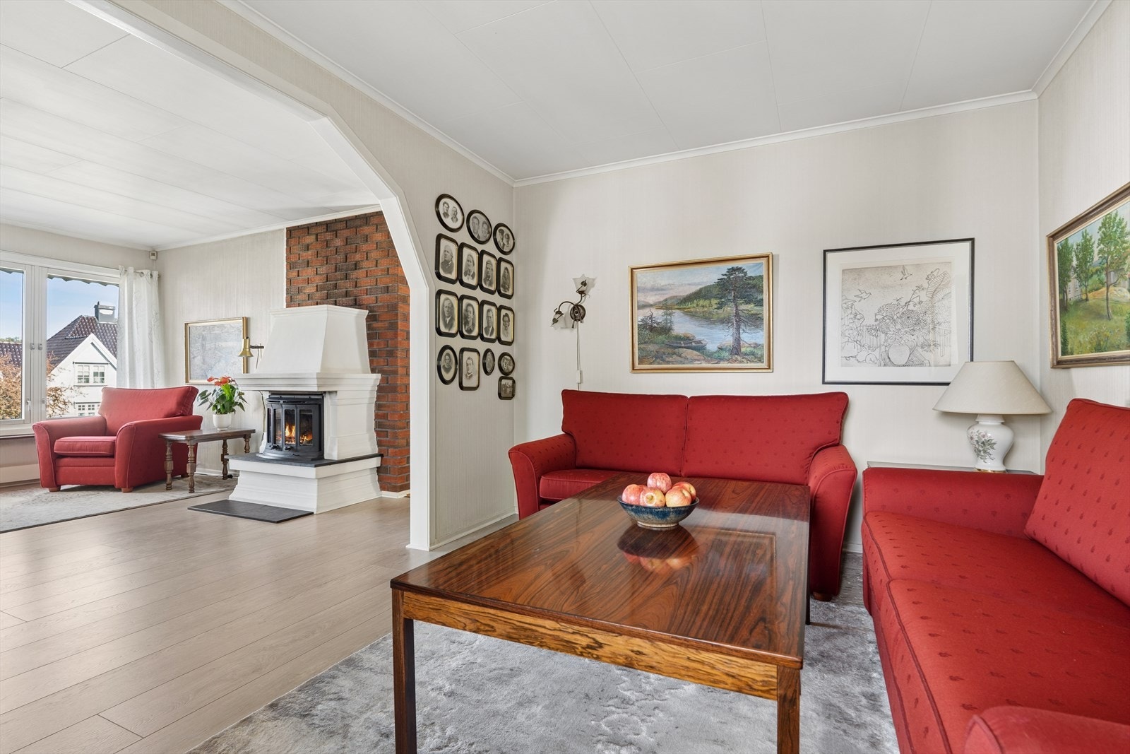 Den romslige stuen gir god plass til både sofagruppe og spisebord. Galleribilde