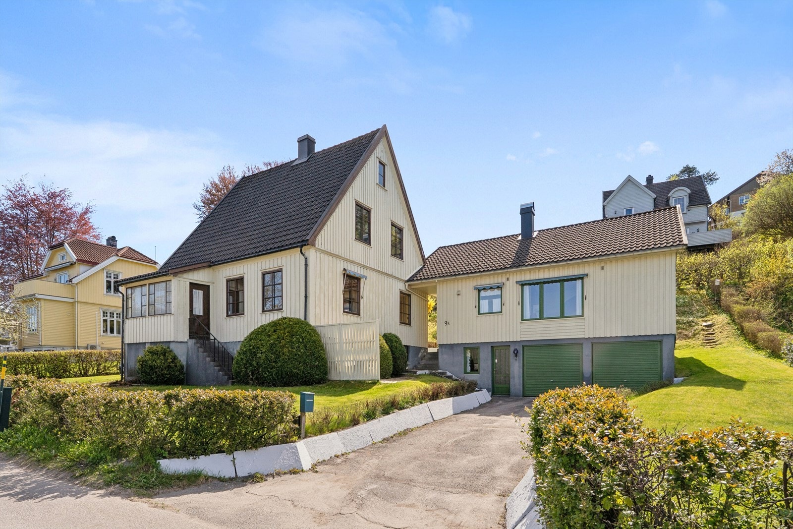 Eiendommen har en integrert dobbelgarasje og gode parkeringsmuligheter i oppkjørselen. Galleribilde