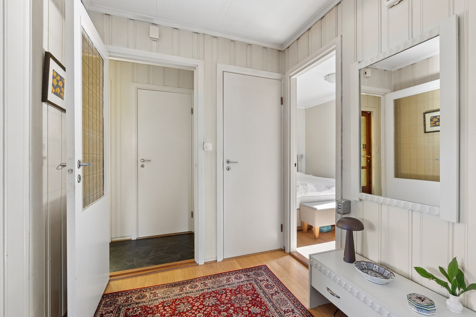 Velkommen inn i Gokstadveien 9 A. Fra entreen er det tilgang til soverom, bad og stue. Galleribilde