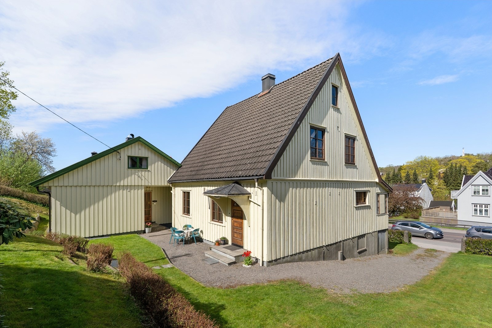 Eiendommen i Gokstadveien 9 har en attraktiv og sentral beliggenhet i Sandefjord, med kort gangavstand til både togstasjon og bussholdeplass. Galleribilde