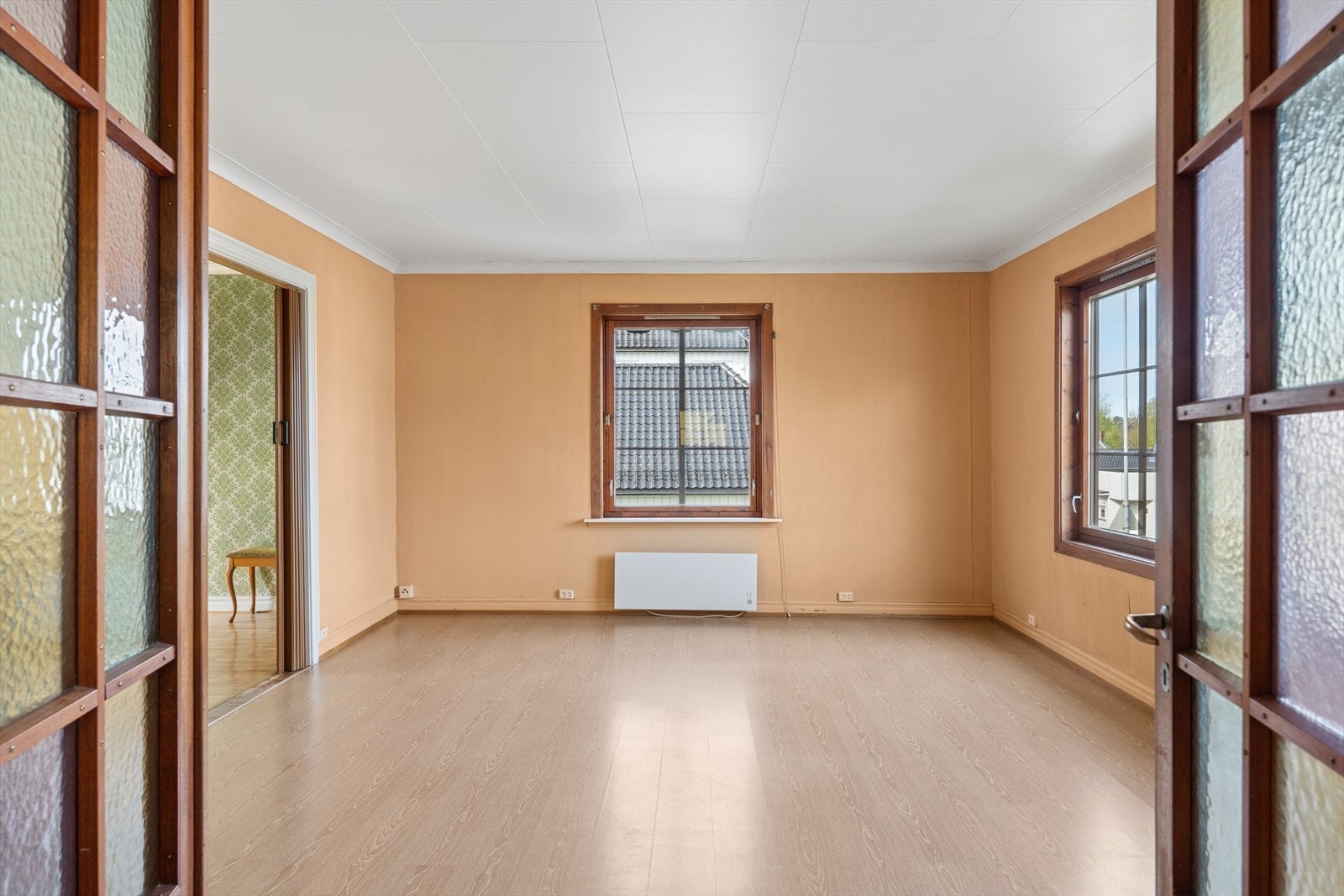 Boligen har flere stuer som gir rom for ulike soner og aktiviteter. Galleribilde