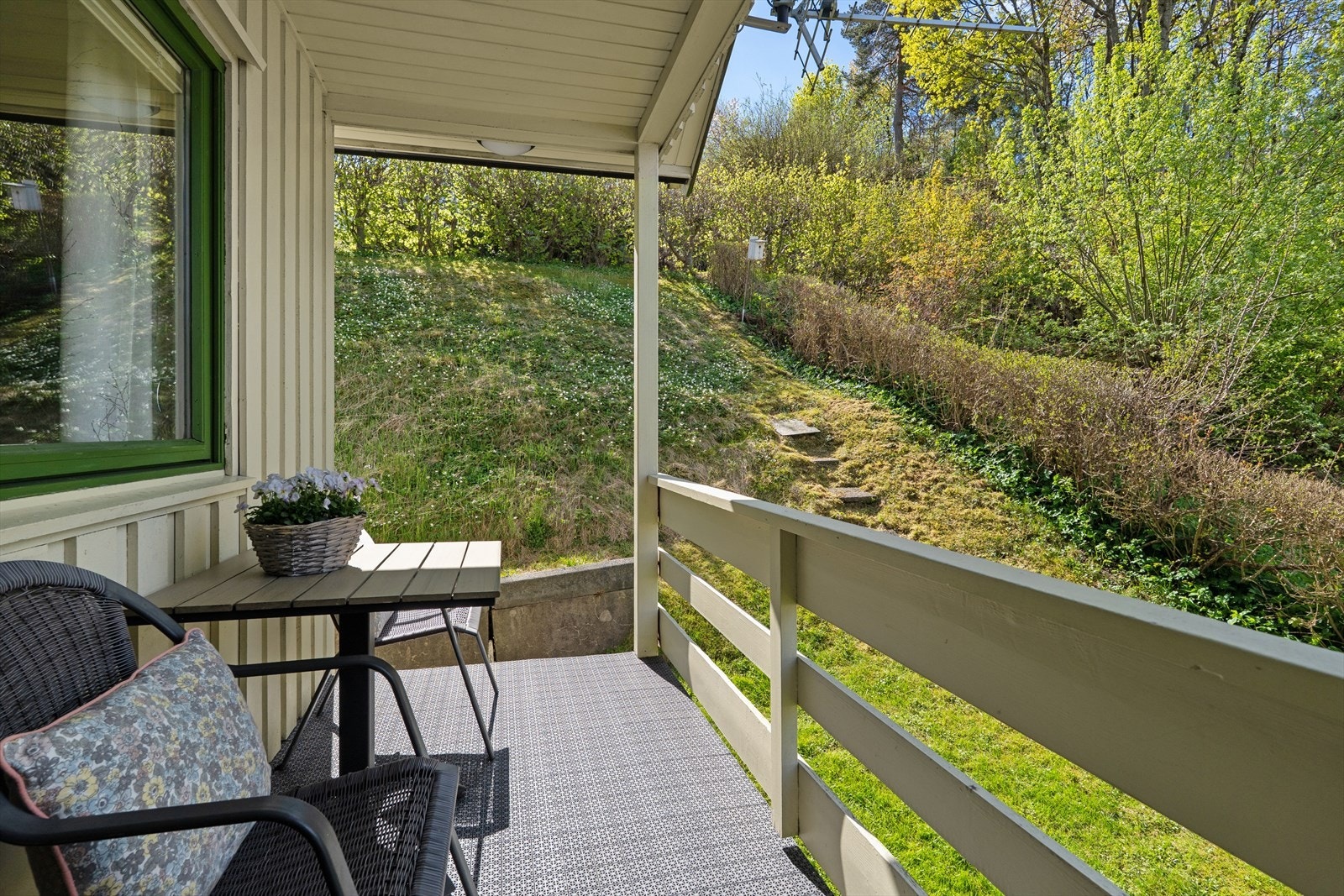 Verandaen utenfor stuen er et hyggelig, overbygget uterom. Galleribilde