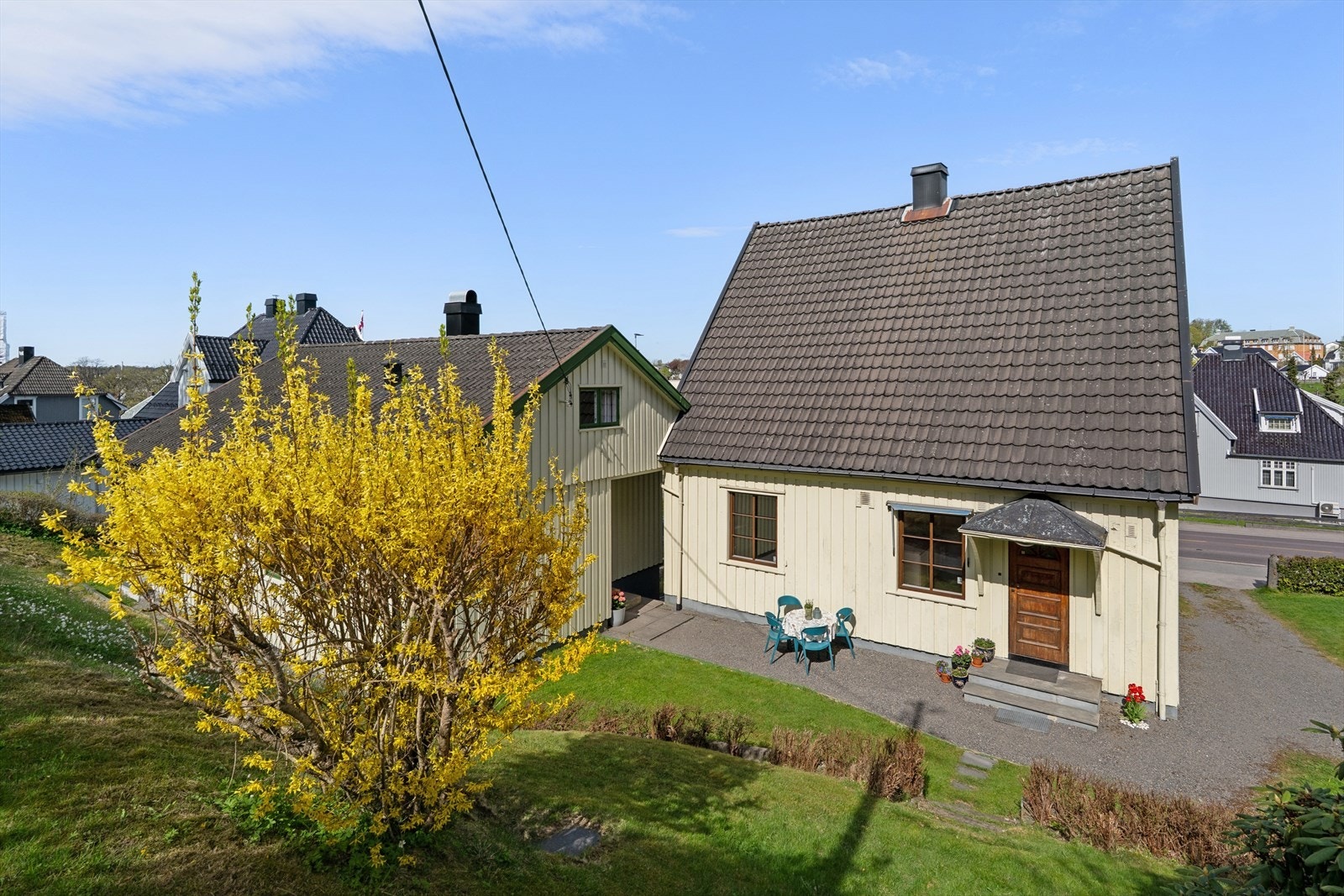 Skjermet og lunt uteområde bak huset. Galleribilde