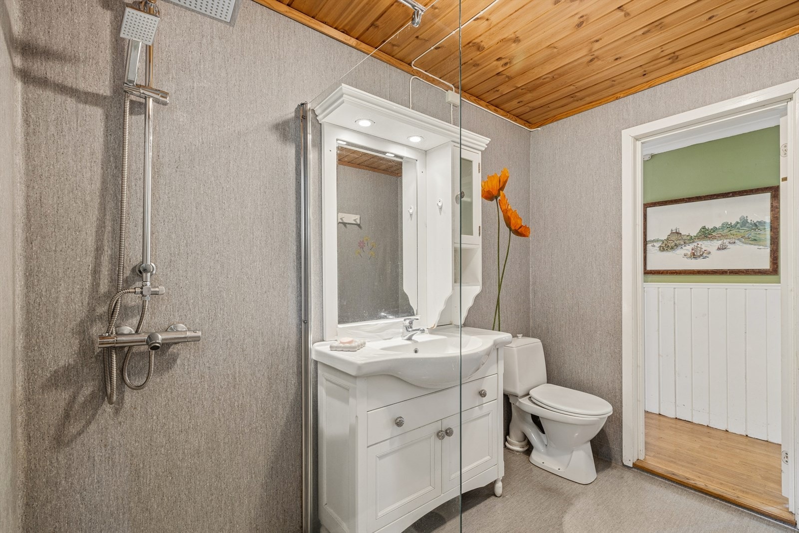 Badet har vinylbelegg på vegger og gulv, og panel i himlingen. Galleribilde