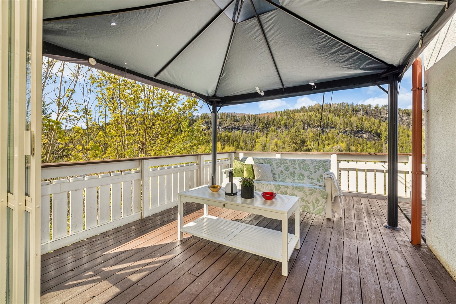 Den store verandaen har god plass til flere sittegrupper. Galleribilde