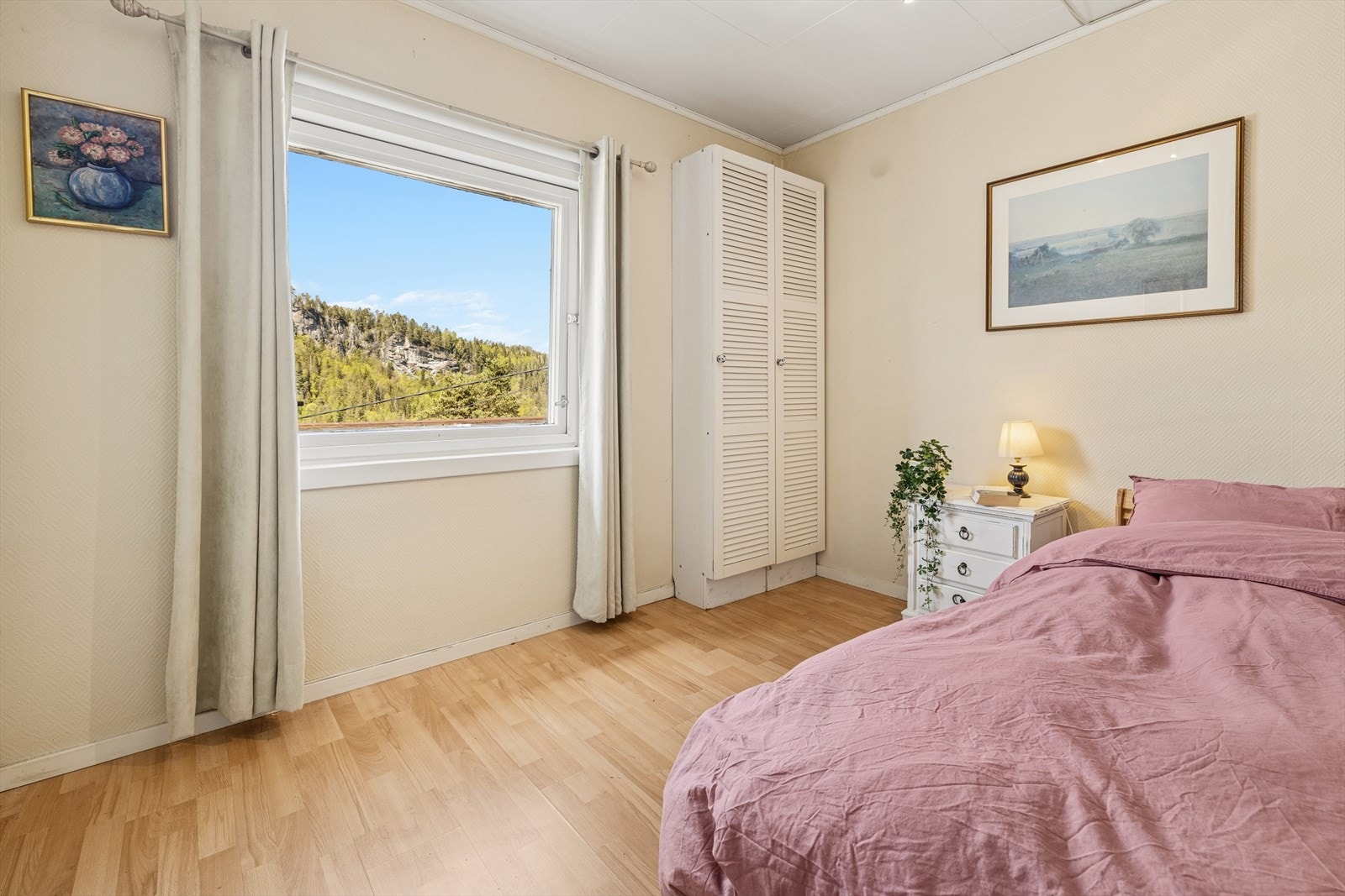 Dette soverommet har plass til dobbeltseng og garderobeløsning. Galleribilde