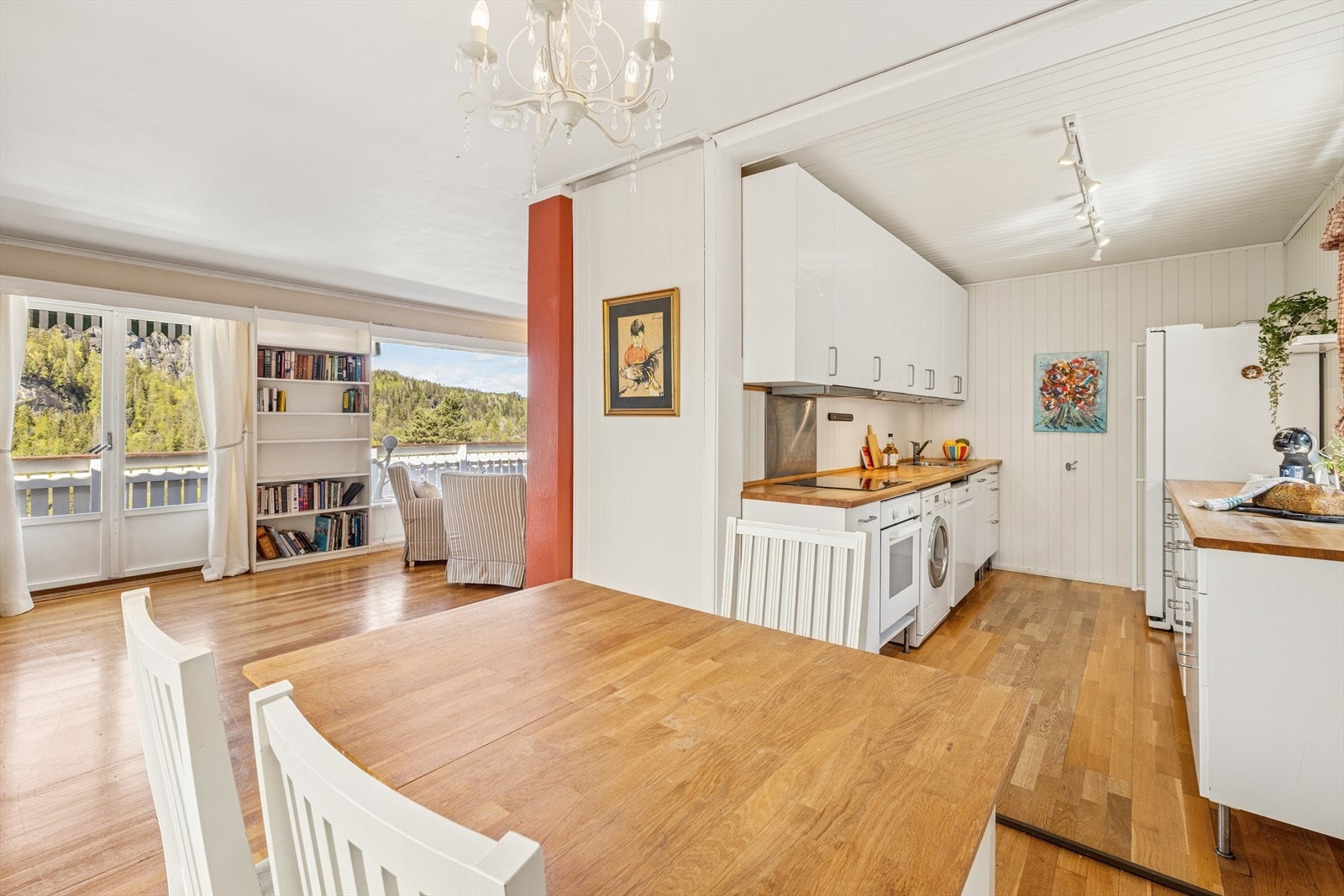 Spiseplassen ligger i praktisk tilknytning til både kjøkken og stue. Galleribilde