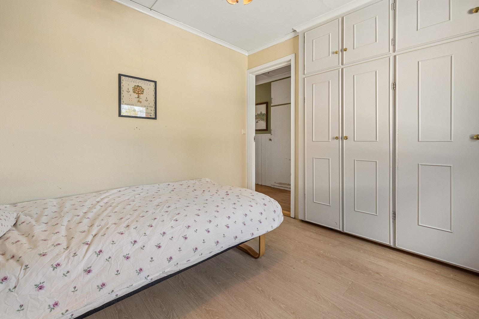 To av soverommene er utstyrt med garderobeskap med profilerte fronter. Galleribilde