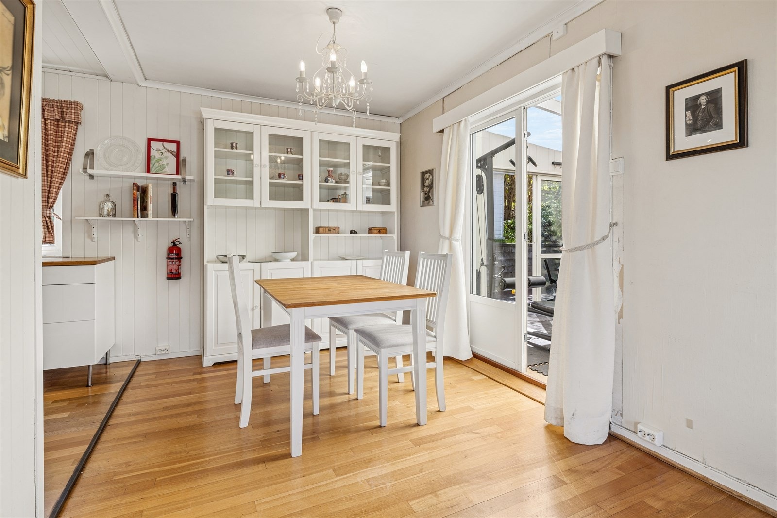 Fra spisestuen er det utgang til en innglasset veranda på 16 m². Galleribilde