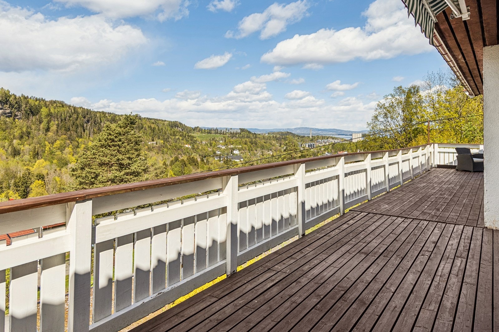 Verandaen er bygget i trekonstruksjon med terrassebord på bjelkelag. Galleribilde
